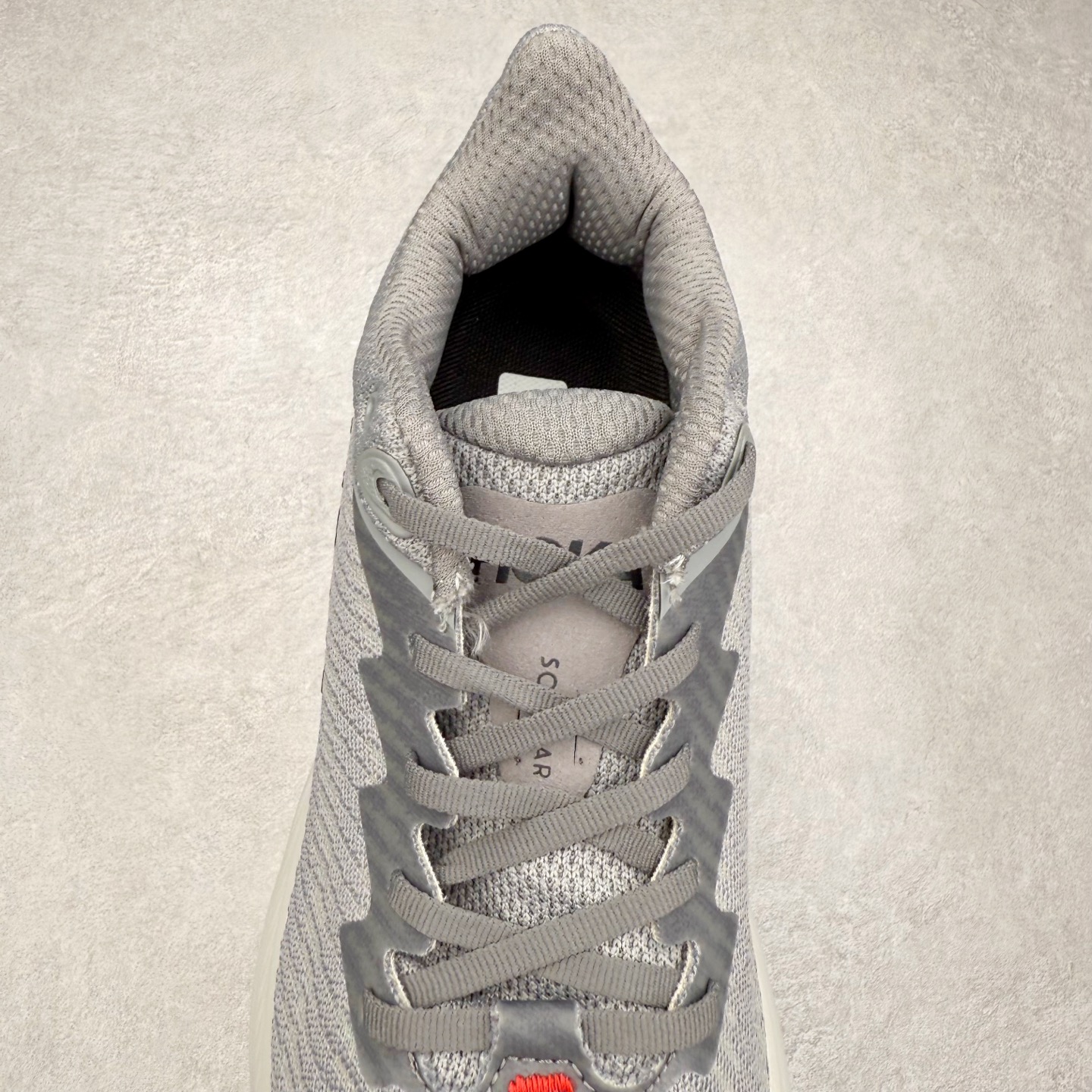 图片[5]-HOKA ONE ONE Solimar 轻便舒适织物耐磨减震低帮长跑跑步鞋 HOKA ONE ONE是来自美国的跑步鞋知名品牌，创立于2009年，始终致力于为所有跑者提供更新、更好的跑步装备。相比常规跑鞋，HOKA ONE ONE特别研发使用性能独特的几何形跑鞋中底，此种鞋底更厚、更高、回弹性也更好，除了卓越的缓冲性能，它还能內各种阶段的跑者带来更具动感、更加稳定的跑步体验。HOKAONE ONE从设计之初就清楚意识到，要保证跑者步幅的均匀一致，双脚自然而然的运动至关重要。尺码：36 36.5 37.5 38 38.5 39 40 40.5 41 42 42.5 43 44 44.5 45-选品中心