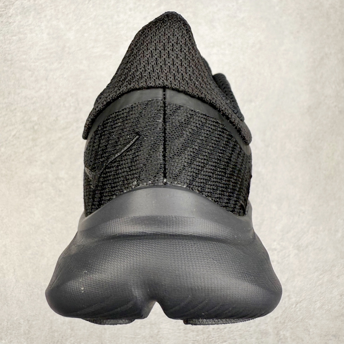 图片[8]-HOKA ONE ONE Solimar 轻便舒适织物耐磨减震低帮长跑跑步鞋 HOKA ONE ONE是来自美国的跑步鞋知名品牌，创立于2009年，始终致力于为所有跑者提供更新、更好的跑步装备。相比常规跑鞋，HOKA ONE ONE特别研发使用性能独特的几何形跑鞋中底，此种鞋底更厚、更高、回弹性也更好，除了卓越的缓冲性能，它还能內各种阶段的跑者带来更具动感、更加稳定的跑步体验。HOKAONE ONE从设计之初就清楚意识到，要保证跑者步幅的均匀一致，双脚自然而然的运动至关重要。尺码：36 36.5 37.5 38 38.5 39 40 40.5 41 42 42.5 43 44 44.5 45-选品中心