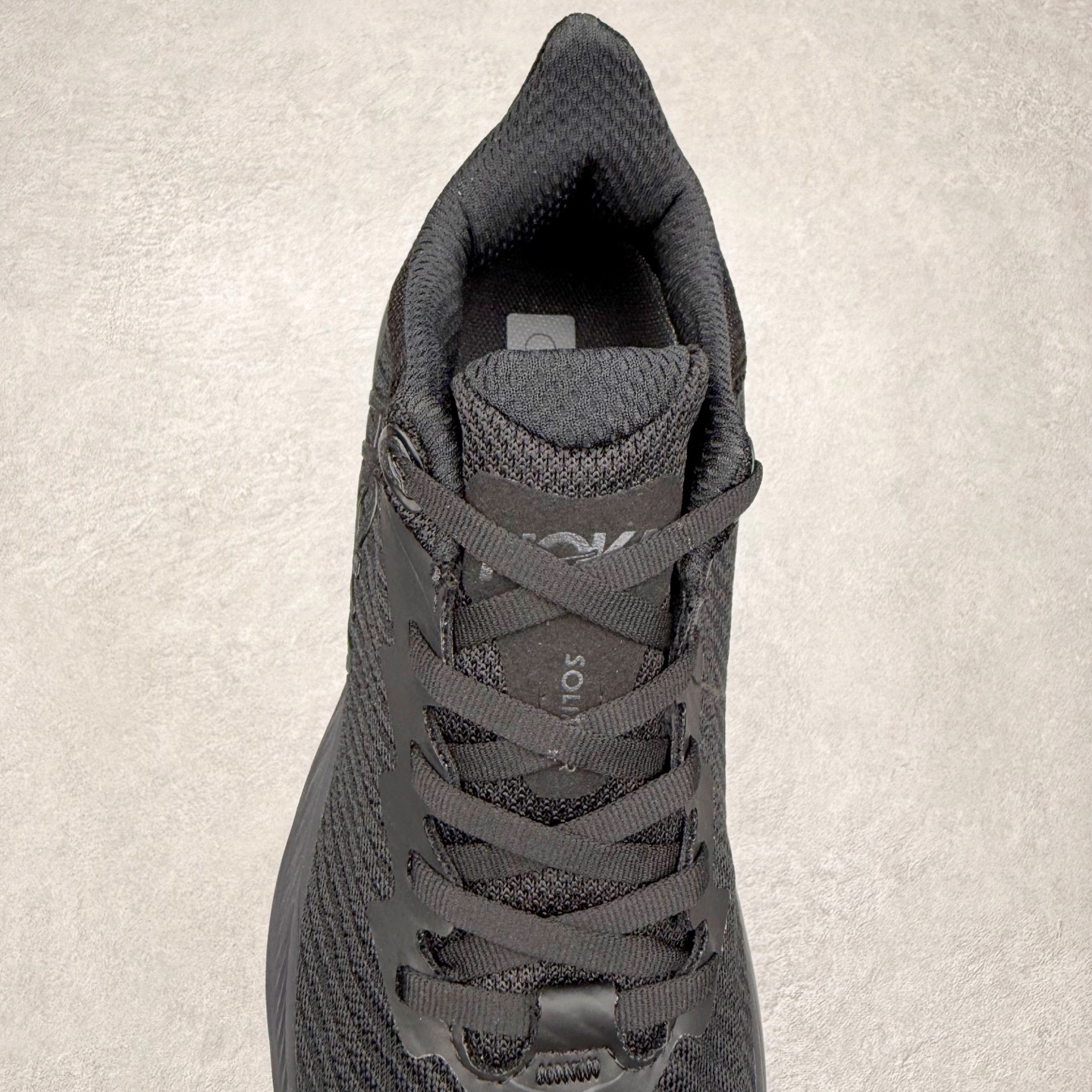 图片[5]-HOKA ONE ONE Solimar 轻便舒适织物耐磨减震低帮长跑跑步鞋 HOKA ONE ONE是来自美国的跑步鞋知名品牌，创立于2009年，始终致力于为所有跑者提供更新、更好的跑步装备。相比常规跑鞋，HOKA ONE ONE特别研发使用性能独特的几何形跑鞋中底，此种鞋底更厚、更高、回弹性也更好，除了卓越的缓冲性能，它还能內各种阶段的跑者带来更具动感、更加稳定的跑步体验。HOKAONE ONE从设计之初就清楚意识到，要保证跑者步幅的均匀一致，双脚自然而然的运动至关重要。尺码：36 36.5 37.5 38 38.5 39 40 40.5 41 42 42.5 43 44 44.5 45-选品中心