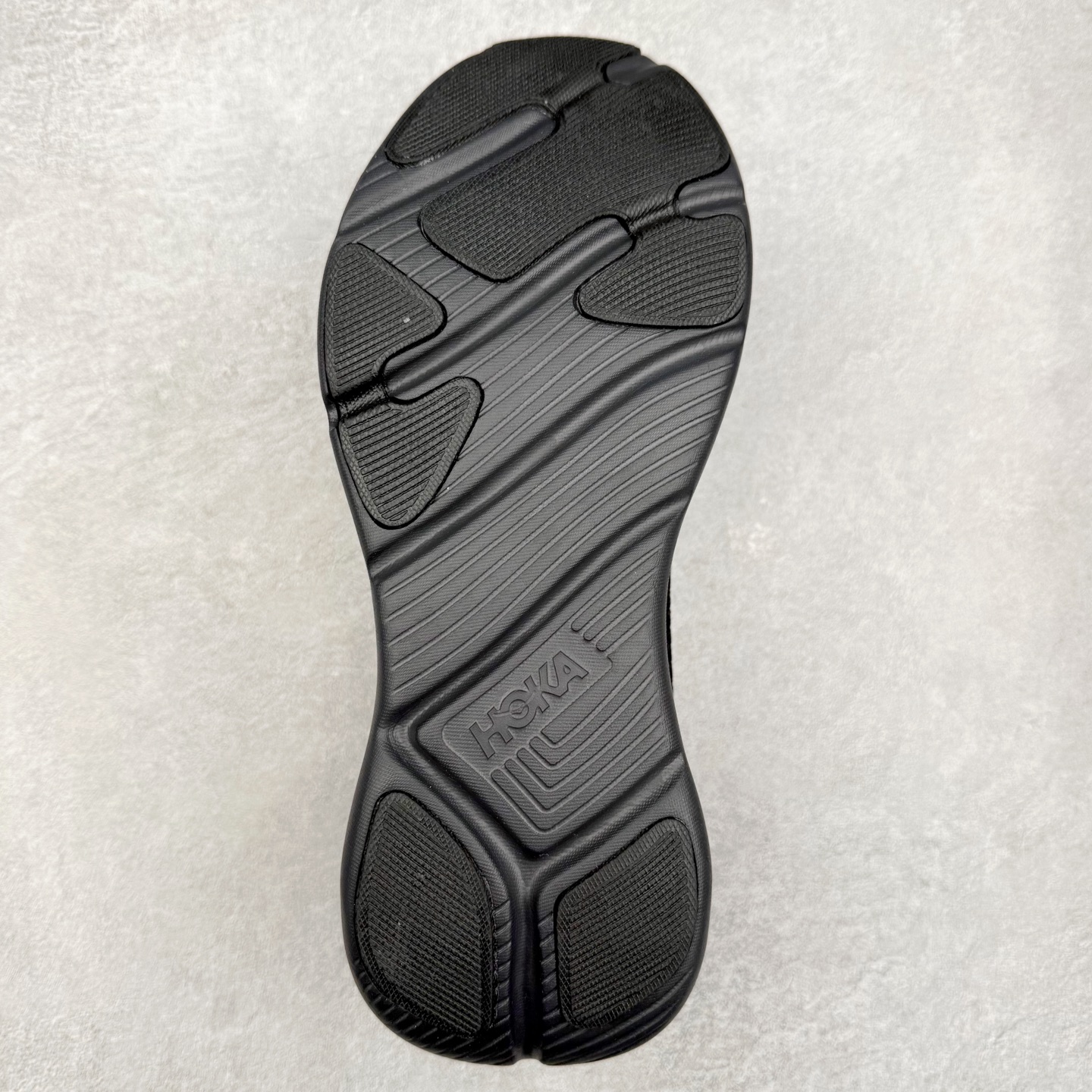 图片[9]-HOKA ONE ONE Solimar 轻便舒适织物耐磨减震低帮长跑跑步鞋 HOKA ONE ONE是来自美国的跑步鞋知名品牌，创立于2009年，始终致力于为所有跑者提供更新、更好的跑步装备。相比常规跑鞋，HOKA ONE ONE特别研发使用性能独特的几何形跑鞋中底，此种鞋底更厚、更高、回弹性也更好，除了卓越的缓冲性能，它还能內各种阶段的跑者带来更具动感、更加稳定的跑步体验。HOKAONE ONE从设计之初就清楚意识到，要保证跑者步幅的均匀一致，双脚自然而然的运动至关重要。尺码：36 36.5 37.5 38 38.5 39 40 40.5 41 42 42.5 43 44 44.5 45-选品中心