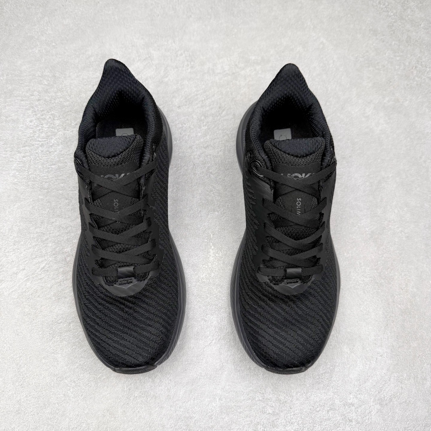 图片[2]-HOKA ONE ONE Solimar 轻便舒适织物耐磨减震低帮长跑跑步鞋 HOKA ONE ONE是来自美国的跑步鞋知名品牌，创立于2009年，始终致力于为所有跑者提供更新、更好的跑步装备。相比常规跑鞋，HOKA ONE ONE特别研发使用性能独特的几何形跑鞋中底，此种鞋底更厚、更高、回弹性也更好，除了卓越的缓冲性能，它还能內各种阶段的跑者带来更具动感、更加稳定的跑步体验。HOKAONE ONE从设计之初就清楚意识到，要保证跑者步幅的均匀一致，双脚自然而然的运动至关重要。尺码：36 36.5 37.5 38 38.5 39 40 40.5 41 42 42.5 43 44 44.5 45-选品中心