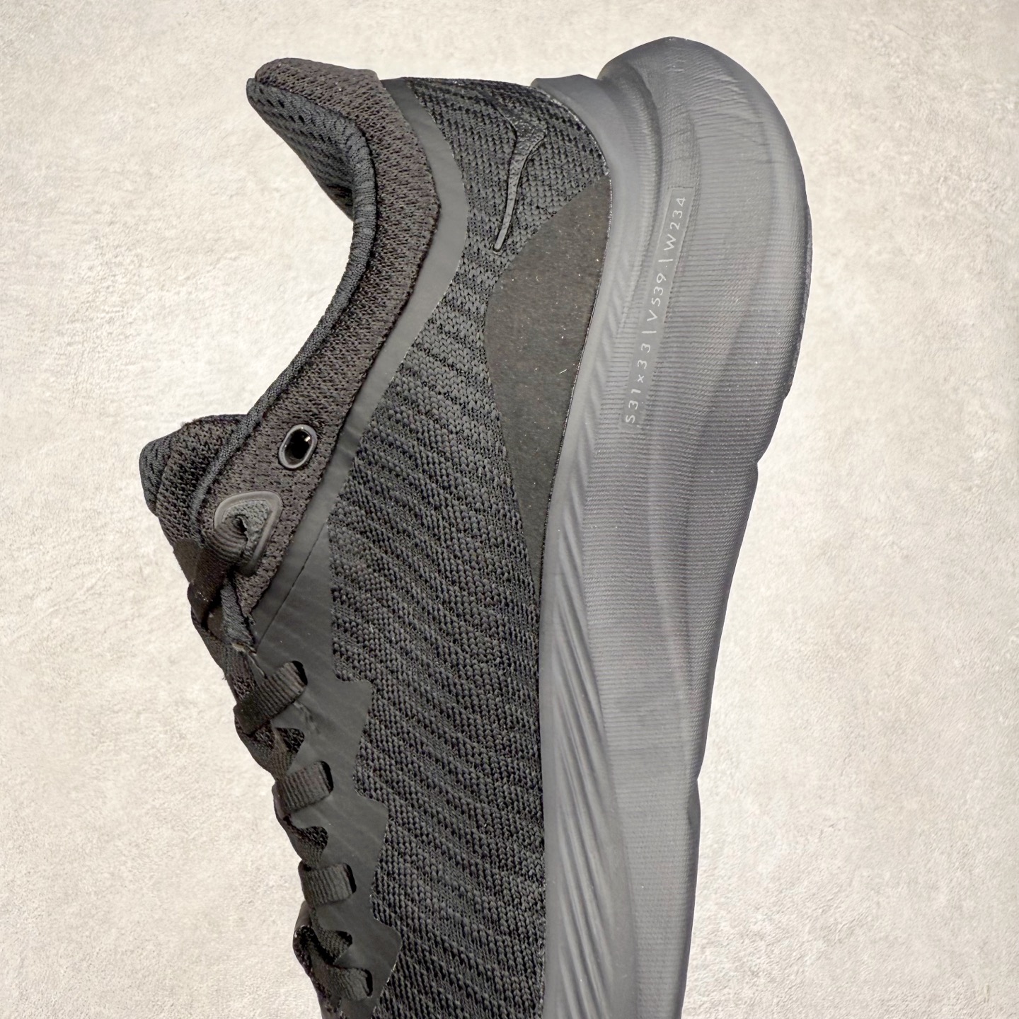 图片[7]-HOKA ONE ONE Solimar 轻便舒适织物耐磨减震低帮长跑跑步鞋 HOKA ONE ONE是来自美国的跑步鞋知名品牌，创立于2009年，始终致力于为所有跑者提供更新、更好的跑步装备。相比常规跑鞋，HOKA ONE ONE特别研发使用性能独特的几何形跑鞋中底，此种鞋底更厚、更高、回弹性也更好，除了卓越的缓冲性能，它还能內各种阶段的跑者带来更具动感、更加稳定的跑步体验。HOKAONE ONE从设计之初就清楚意识到，要保证跑者步幅的均匀一致，双脚自然而然的运动至关重要。尺码：36 36.5 37.5 38 38.5 39 40 40.5 41 42 42.5 43 44 44.5 45-选品中心