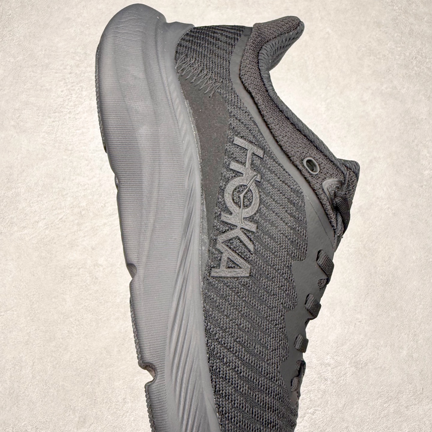 图片[6]-HOKA ONE ONE Solimar 轻便舒适织物耐磨减震低帮长跑跑步鞋 HOKA ONE ONE是来自美国的跑步鞋知名品牌，创立于2009年，始终致力于为所有跑者提供更新、更好的跑步装备。相比常规跑鞋，HOKA ONE ONE特别研发使用性能独特的几何形跑鞋中底，此种鞋底更厚、更高、回弹性也更好，除了卓越的缓冲性能，它还能內各种阶段的跑者带来更具动感、更加稳定的跑步体验。HOKAONE ONE从设计之初就清楚意识到，要保证跑者步幅的均匀一致，双脚自然而然的运动至关重要。尺码：36 36.5 37.5 38 38.5 39 40 40.5 41 42 42.5 43 44 44.5 45-选品中心