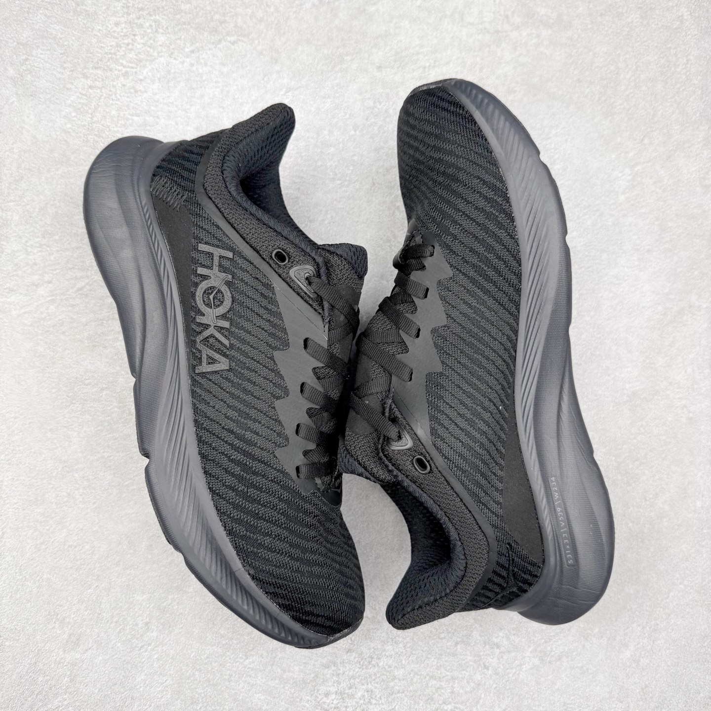 图片[3]-HOKA ONE ONE Solimar 轻便舒适织物耐磨减震低帮长跑跑步鞋 HOKA ONE ONE是来自美国的跑步鞋知名品牌，创立于2009年，始终致力于为所有跑者提供更新、更好的跑步装备。相比常规跑鞋，HOKA ONE ONE特别研发使用性能独特的几何形跑鞋中底，此种鞋底更厚、更高、回弹性也更好，除了卓越的缓冲性能，它还能內各种阶段的跑者带来更具动感、更加稳定的跑步体验。HOKAONE ONE从设计之初就清楚意识到，要保证跑者步幅的均匀一致，双脚自然而然的运动至关重要。尺码：36 36.5 37.5 38 38.5 39 40 40.5 41 42 42.5 43 44 44.5 45-选品中心