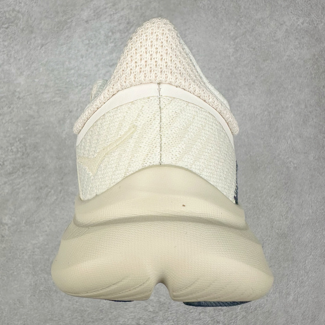 图片[8]-HOKA ONE ONE Solimar 轻便舒适织物耐磨减震低帮长跑跑步鞋 HOKA ONE ONE是来自美国的跑步鞋知名品牌，创立于2009年，始终致力于为所有跑者提供更新、更好的跑步装备。相比常规跑鞋，HOKA ONE ONE特别研发使用性能独特的几何形跑鞋中底，此种鞋底更厚、更高、回弹性也更好，除了卓越的缓冲性能，它还能內各种阶段的跑者带来更具动感、更加稳定的跑步体验。HOKAONE ONE从设计之初就清楚意识到，要保证跑者步幅的均匀一致，双脚自然而然的运动至关重要。尺码：36 36.5 37.5 38 38.5 39 40 40.5 41 42 42.5 43 44 44.5 45-选品中心