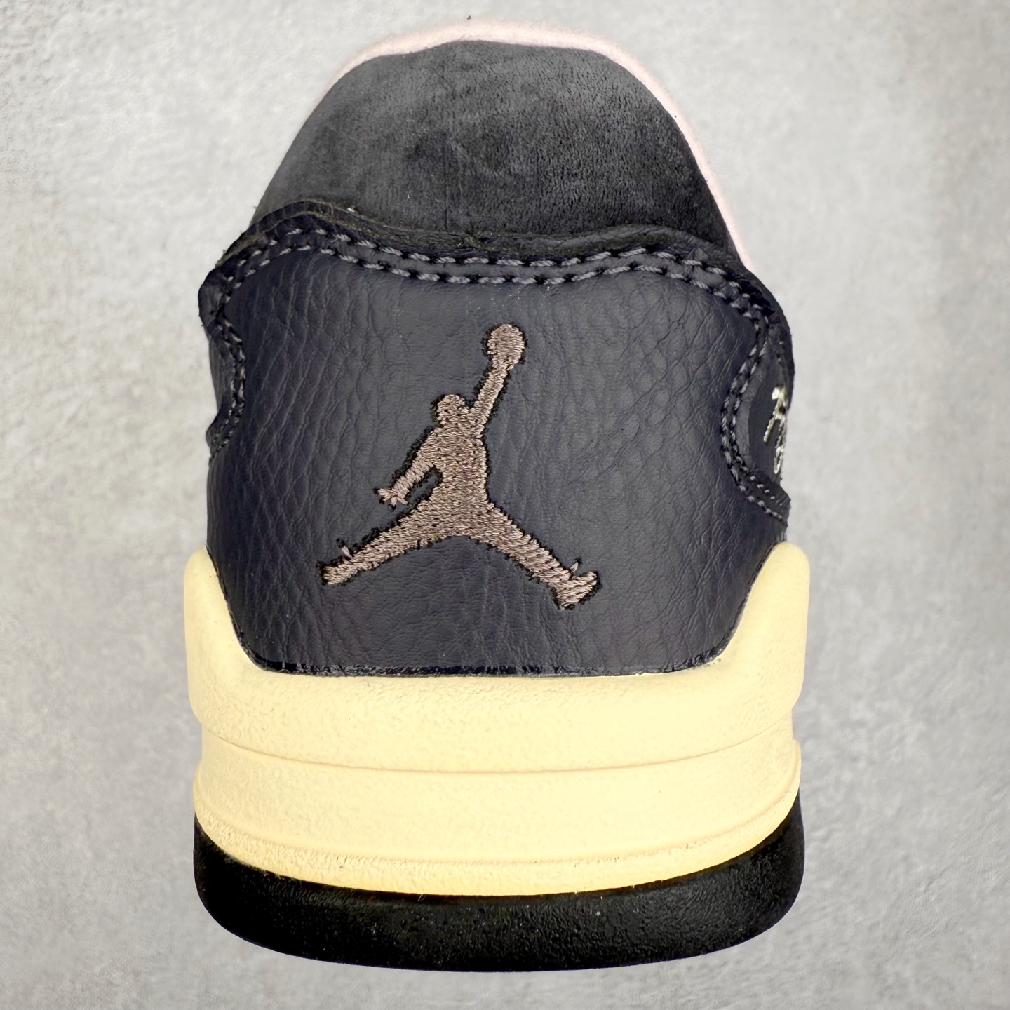 图片[8]-Air Jordan AJ Flight Court 乔丹低帮复古篮球鞋 HF3255-012 设计简约又不失复古韵味鞋内的鞋垫柔软且有弹性 能够很好地缓冲落地时的冲击力鞋面的材质贴合脚部 鞋底的纹路设计合理 抓地力很强 尺码： 36 36.5 37.5 38 38.5 39 40 40.5 41 42 42.5 43 44 45 46 47 47.5-选品中心