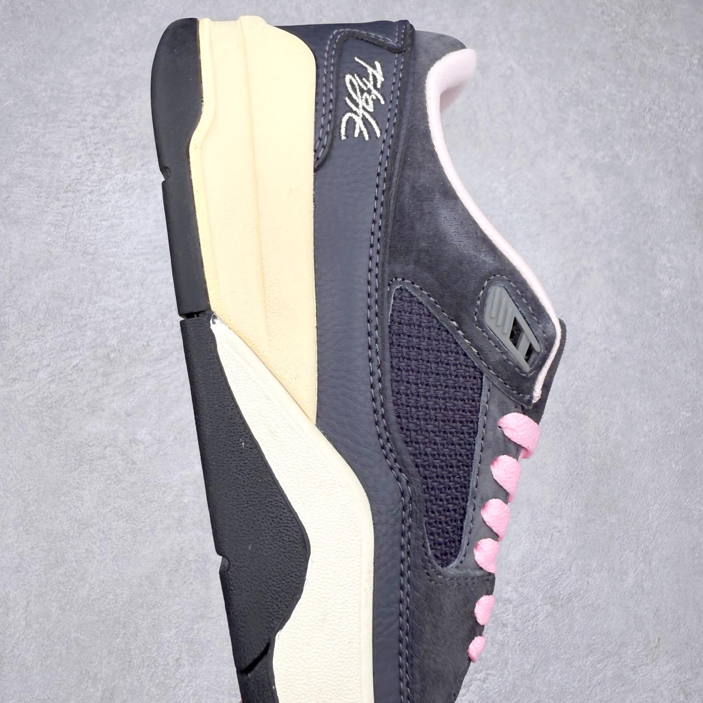 图片[6]-Air Jordan AJ Flight Court 乔丹低帮复古篮球鞋 HF3255-012 设计简约又不失复古韵味鞋内的鞋垫柔软且有弹性 能够很好地缓冲落地时的冲击力鞋面的材质贴合脚部 鞋底的纹路设计合理 抓地力很强 尺码： 36 36.5 37.5 38 38.5 39 40 40.5 41 42 42.5 43 44 45 46 47 47.5-选品中心