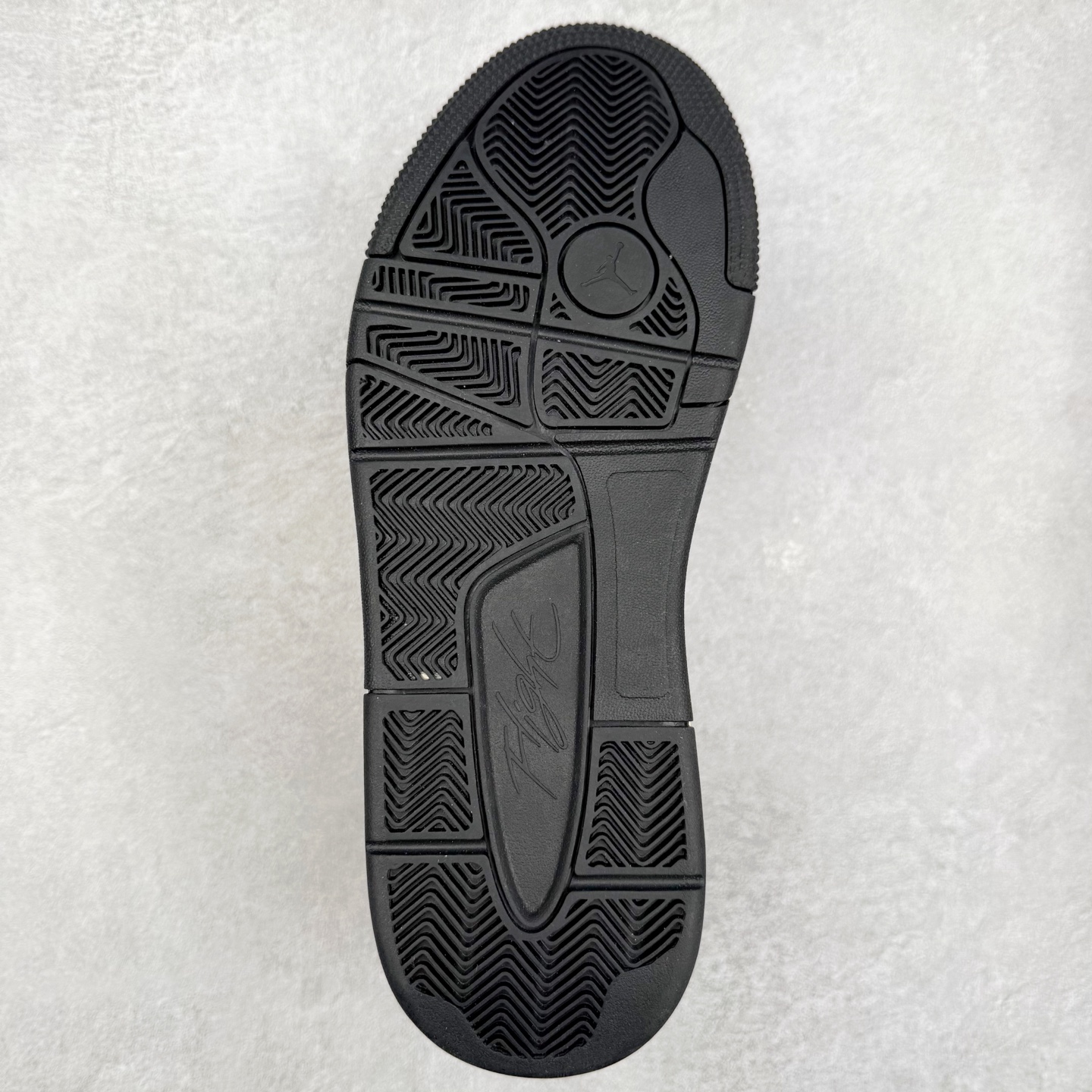 图片[9]-Air Jordan AJ Flight Court 乔丹低帮复古篮球鞋 HF3255-012 设计简约又不失复古韵味鞋内的鞋垫柔软且有弹性 能够很好地缓冲落地时的冲击力鞋面的材质贴合脚部 鞋底的纹路设计合理 抓地力很强 尺码： 36 36.5 37.5 38 38.5 39 40 40.5 41 42 42.5 43 44 45 46 47 47.5-选品中心