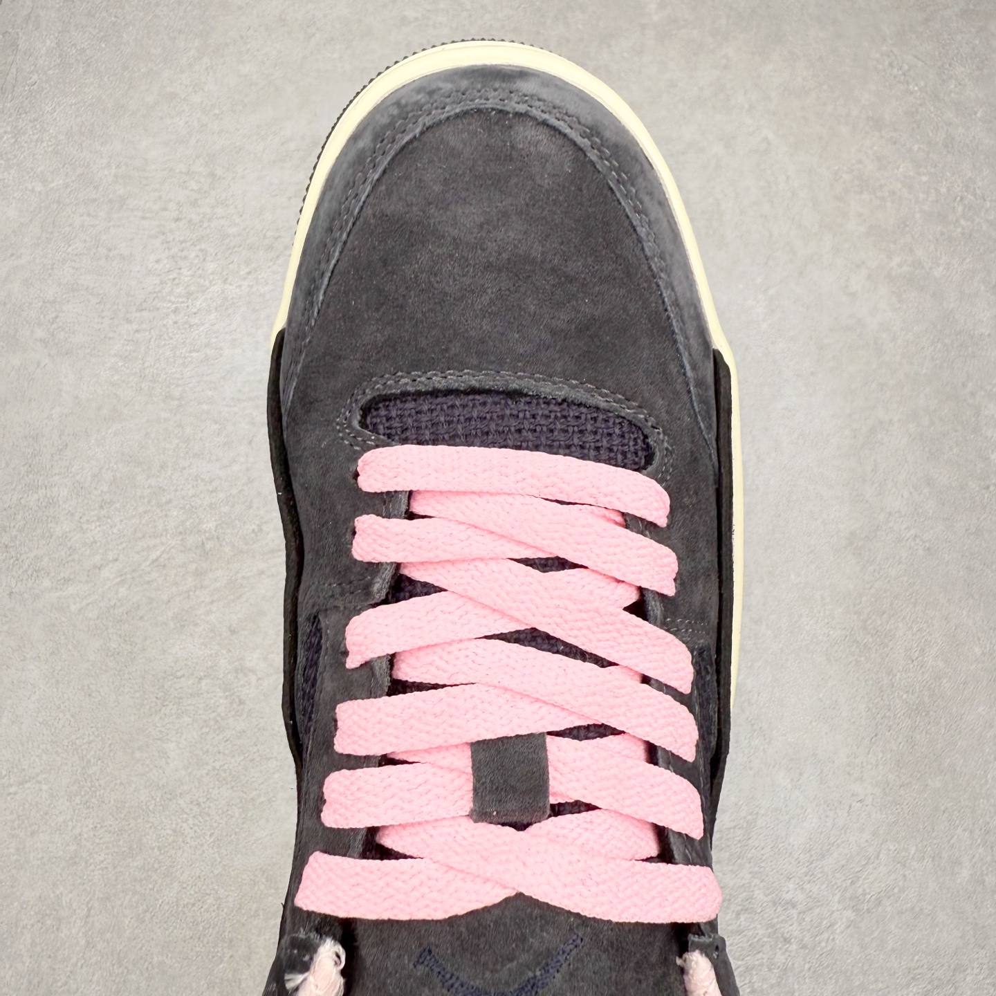 图片[4]-Air Jordan AJ Flight Court 乔丹低帮复古篮球鞋 HF3255-012 设计简约又不失复古韵味鞋内的鞋垫柔软且有弹性 能够很好地缓冲落地时的冲击力鞋面的材质贴合脚部 鞋底的纹路设计合理 抓地力很强 尺码： 36 36.5 37.5 38 38.5 39 40 40.5 41 42 42.5 43 44 45 46 47 47.5-选品中心