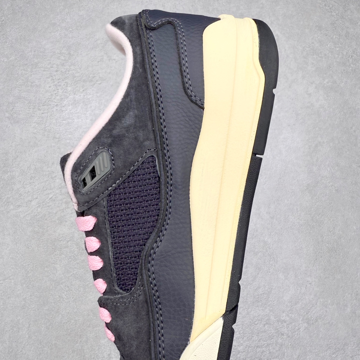 图片[7]-Air Jordan AJ Flight Court 乔丹低帮复古篮球鞋 HF3255-012 设计简约又不失复古韵味鞋内的鞋垫柔软且有弹性 能够很好地缓冲落地时的冲击力鞋面的材质贴合脚部 鞋底的纹路设计合理 抓地力很强 尺码： 36 36.5 37.5 38 38.5 39 40 40.5 41 42 42.5 43 44 45 46 47 47.5-选品中心