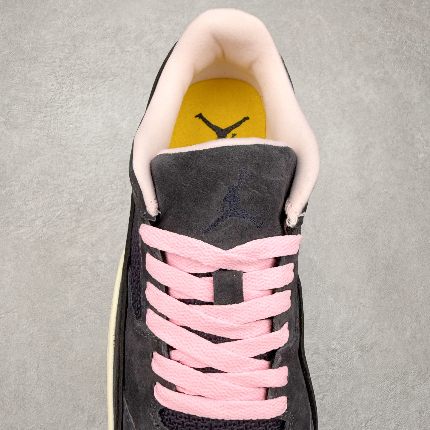 图片[5]-Air Jordan AJ Flight Court 乔丹低帮复古篮球鞋 HF3255-012 设计简约又不失复古韵味鞋内的鞋垫柔软且有弹性 能够很好地缓冲落地时的冲击力鞋面的材质贴合脚部 鞋底的纹路设计合理 抓地力很强 尺码： 36 36.5 37.5 38 38.5 39 40 40.5 41 42 42.5 43 44 45 46 47 47.5-选品中心