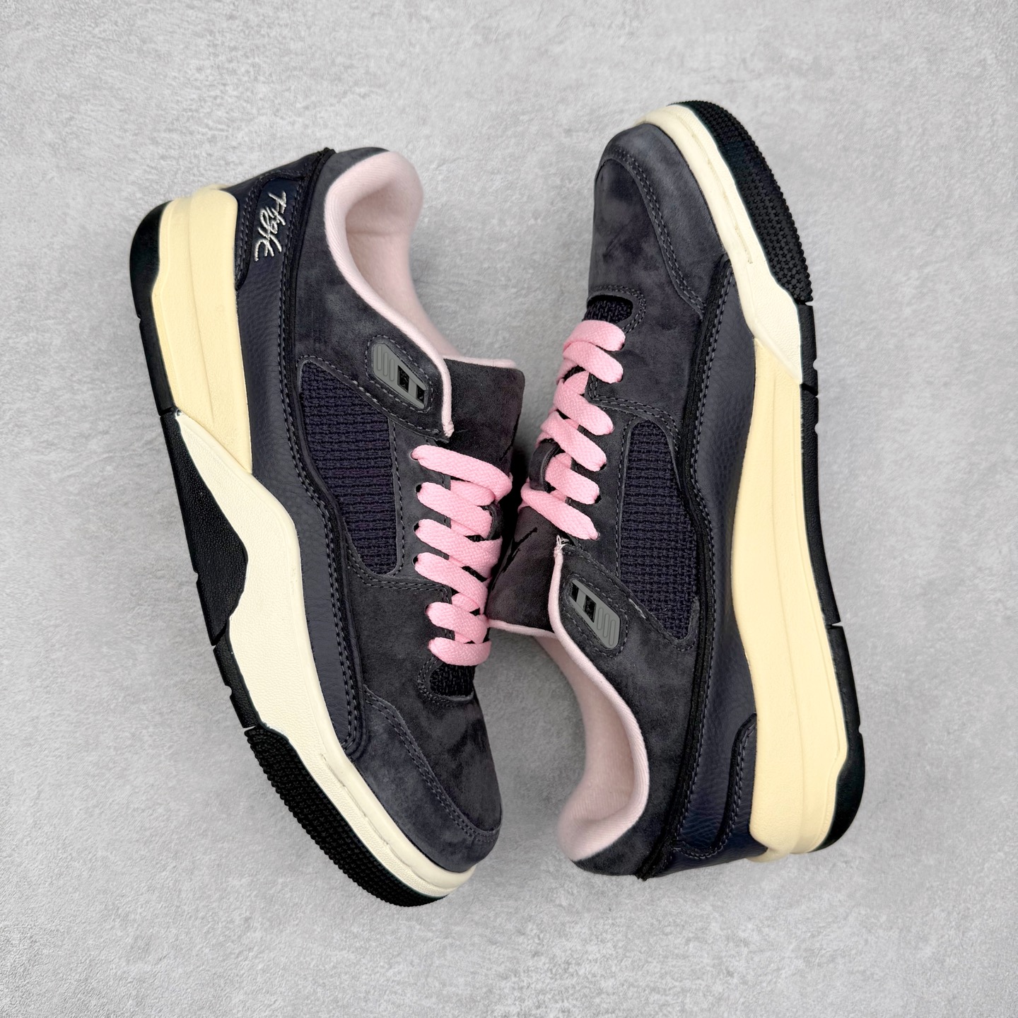 图片[3]-Air Jordan AJ Flight Court 乔丹低帮复古篮球鞋 HF3255-012 设计简约又不失复古韵味鞋内的鞋垫柔软且有弹性 能够很好地缓冲落地时的冲击力鞋面的材质贴合脚部 鞋底的纹路设计合理 抓地力很强 尺码： 36 36.5 37.5 38 38.5 39 40 40.5 41 42 42.5 43 44 45 46 47 47.5-选品中心