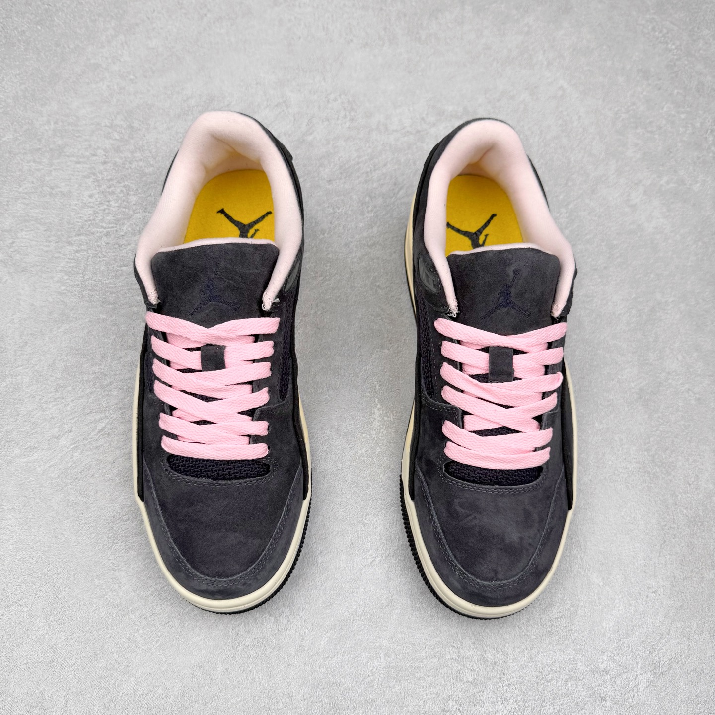 图片[2]-Air Jordan AJ Flight Court 乔丹低帮复古篮球鞋 HF3255-012 设计简约又不失复古韵味鞋内的鞋垫柔软且有弹性 能够很好地缓冲落地时的冲击力鞋面的材质贴合脚部 鞋底的纹路设计合理 抓地力很强 尺码： 36 36.5 37.5 38 38.5 39 40 40.5 41 42 42.5 43 44 45 46 47 47.5-选品中心