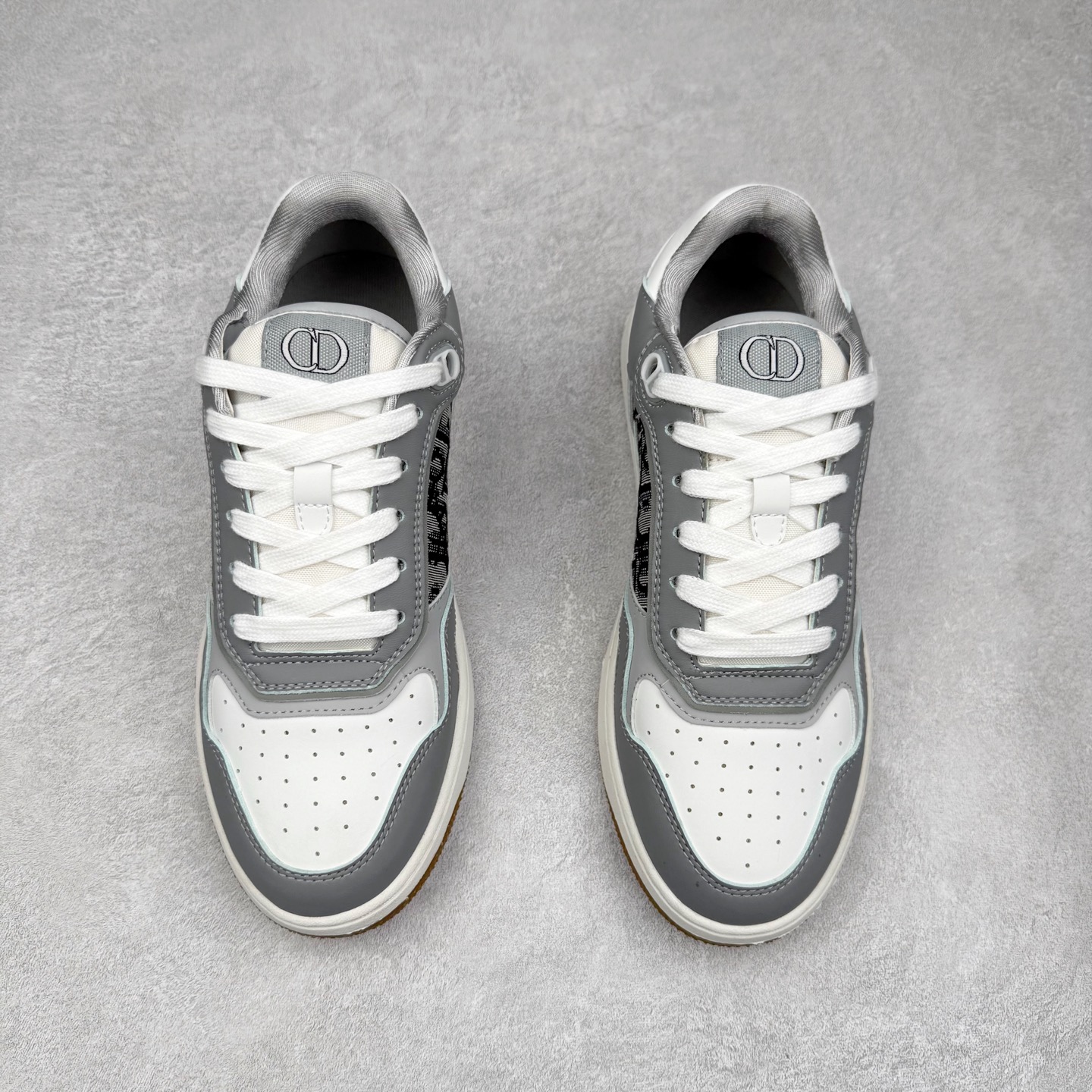 图片[2]-DIOR 迪奥 B27低帮 经典奢侈品休闲运动板鞋 东莞大厂生产 品质货真价实 代购级别 市面顶级版本 Oblique印花电秀 长时售卖 退换率超低这款B27运动鞋是DIOR的经典单品 和迪奥光滑牛皮革精心制作，侧面饰以米色和黑色提花Oblique印花镶边（激光冲孔）搭配CD lcon孔眼，双色橡胶鞋底，鞋舌和后跟处均饰以标志性细节，更显精致，时尚百搭，可为各种造型增光添彩 蓝色 奶油白色和迪奥灰光滑牛皮革 米色和黑色提花面料oblique印花 鞋底和鞋眼饰以DIOR标志 系带开合搭配CD·lcon孔眼网眼织物里料 双色橡胶外底 侧面缝线拼接结构 含防尘袋和一对鞋带 全套意大利正品包装 尺码 35 36 37 38 39 40 41 42 43 44 45 46-选品中心