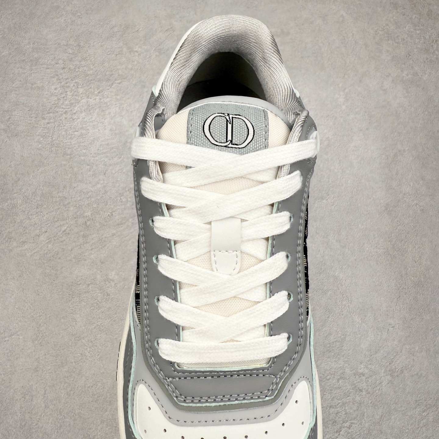 图片[5]-DIOR 迪奥 B27低帮 经典奢侈品休闲运动板鞋 东莞大厂生产 品质货真价实 代购级别 市面顶级版本 Oblique印花电秀 长时售卖 退换率超低这款B27运动鞋是DIOR的经典单品 和迪奥光滑牛皮革精心制作，侧面饰以米色和黑色提花Oblique印花镶边（激光冲孔）搭配CD lcon孔眼，双色橡胶鞋底，鞋舌和后跟处均饰以标志性细节，更显精致，时尚百搭，可为各种造型增光添彩 蓝色 奶油白色和迪奥灰光滑牛皮革 米色和黑色提花面料oblique印花 鞋底和鞋眼饰以DIOR标志 系带开合搭配CD·lcon孔眼网眼织物里料 双色橡胶外底 侧面缝线拼接结构 含防尘袋和一对鞋带 全套意大利正品包装 尺码 35 36 37 38 39 40 41 42 43 44 45 46-选品中心