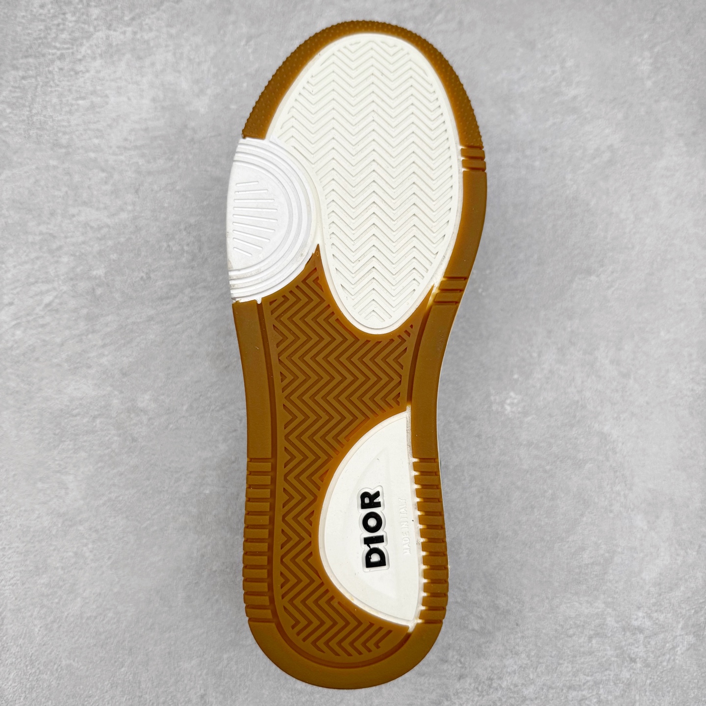 图片[9]-DIOR 迪奥 B27低帮 经典奢侈品休闲运动板鞋 东莞大厂生产 品质货真价实 代购级别 市面顶级版本 Oblique印花电秀 长时售卖 退换率超低这款B27运动鞋是DIOR的经典单品 和迪奥光滑牛皮革精心制作，侧面饰以米色和黑色提花Oblique印花镶边（激光冲孔）搭配CD lcon孔眼，双色橡胶鞋底，鞋舌和后跟处均饰以标志性细节，更显精致，时尚百搭，可为各种造型增光添彩 蓝色 奶油白色和迪奥灰光滑牛皮革 米色和黑色提花面料oblique印花 鞋底和鞋眼饰以DIOR标志 系带开合搭配CD·lcon孔眼网眼织物里料 双色橡胶外底 侧面缝线拼接结构 含防尘袋和一对鞋带 全套意大利正品包装 尺码 35 36 37 38 39 40 41 42 43 44 45 46-选品中心