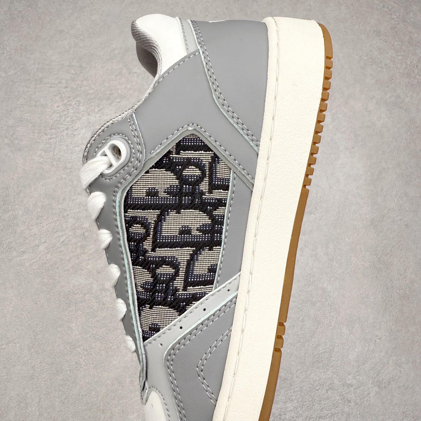 图片[7]-DIOR 迪奥 B27低帮 经典奢侈品休闲运动板鞋 东莞大厂生产 品质货真价实 代购级别 市面顶级版本 Oblique印花电秀 长时售卖 退换率超低这款B27运动鞋是DIOR的经典单品 和迪奥光滑牛皮革精心制作，侧面饰以米色和黑色提花Oblique印花镶边（激光冲孔）搭配CD lcon孔眼，双色橡胶鞋底，鞋舌和后跟处均饰以标志性细节，更显精致，时尚百搭，可为各种造型增光添彩 蓝色 奶油白色和迪奥灰光滑牛皮革 米色和黑色提花面料oblique印花 鞋底和鞋眼饰以DIOR标志 系带开合搭配CD·lcon孔眼网眼织物里料 双色橡胶外底 侧面缝线拼接结构 含防尘袋和一对鞋带 全套意大利正品包装 尺码 35 36 37 38 39 40 41 42 43 44 45 46-选品中心