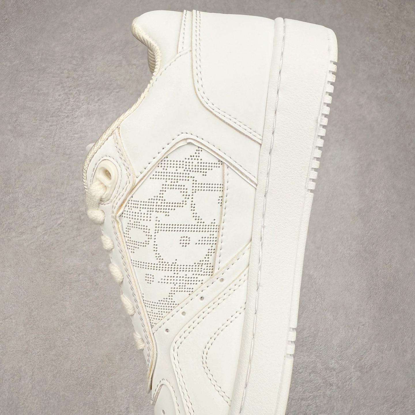 图片[7]-DIOR 迪奥 B27低帮 经典奢侈品休闲运动板鞋 东莞大厂生产 品质货真价实 代购级别 市面顶级版本 Oblique印花电秀 长时售卖 退换率超低这款B27运动鞋是DIOR的经典单品 和迪奥光滑牛皮革精心制作，侧面饰以米色和黑色提花Oblique印花镶边（激光冲孔）搭配CD lcon孔眼，双色橡胶鞋底，鞋舌和后跟处均饰以标志性细节，更显精致，时尚百搭，可为各种造型增光添彩 蓝色 奶油白色和迪奥灰光滑牛皮革 米色和黑色提花面料oblique印花 鞋底和鞋眼饰以DIOR标志 系带开合搭配CD·lcon孔眼网眼织物里料 双色橡胶外底 侧面缝线拼接结构 含防尘袋和一对鞋带 全套意大利正品包装 尺码 35 36 37 38 39 40 41 42 43 44 45 46-选品中心