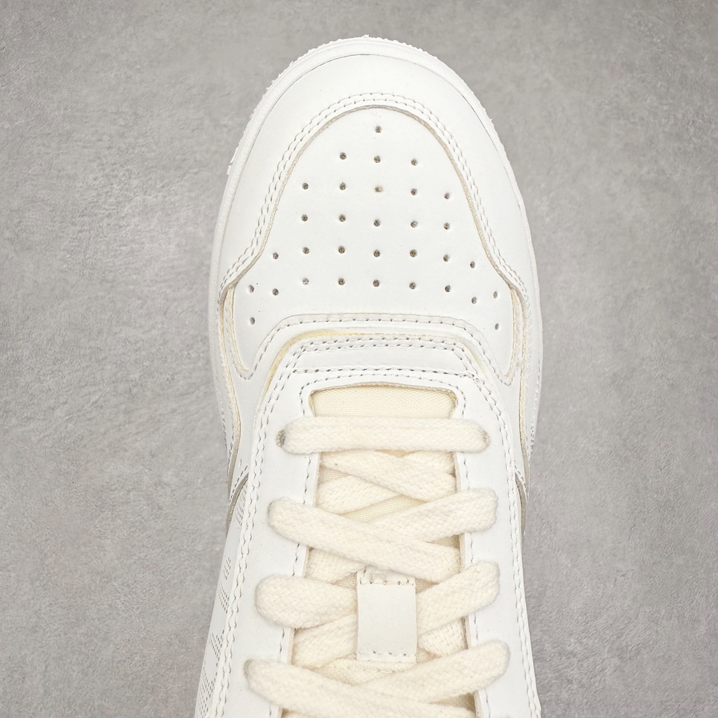 图片[4]-DIOR 迪奥 B27低帮 经典奢侈品休闲运动板鞋 东莞大厂生产 品质货真价实 代购级别 市面顶级版本 Oblique印花电秀 长时售卖 退换率超低这款B27运动鞋是DIOR的经典单品 和迪奥光滑牛皮革精心制作，侧面饰以米色和黑色提花Oblique印花镶边（激光冲孔）搭配CD lcon孔眼，双色橡胶鞋底，鞋舌和后跟处均饰以标志性细节，更显精致，时尚百搭，可为各种造型增光添彩 蓝色 奶油白色和迪奥灰光滑牛皮革 米色和黑色提花面料oblique印花 鞋底和鞋眼饰以DIOR标志 系带开合搭配CD·lcon孔眼网眼织物里料 双色橡胶外底 侧面缝线拼接结构 含防尘袋和一对鞋带 全套意大利正品包装 尺码 35 36 37 38 39 40 41 42 43 44 45 46-选品中心