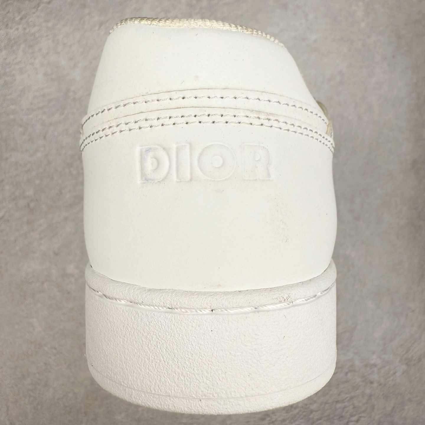 图片[8]-DIOR 迪奥 B27低帮 经典奢侈品休闲运动板鞋 东莞大厂生产 品质货真价实 代购级别 市面顶级版本 Oblique印花电秀 长时售卖 退换率超低这款B27运动鞋是DIOR的经典单品 和迪奥光滑牛皮革精心制作，侧面饰以米色和黑色提花Oblique印花镶边（激光冲孔）搭配CD lcon孔眼，双色橡胶鞋底，鞋舌和后跟处均饰以标志性细节，更显精致，时尚百搭，可为各种造型增光添彩 蓝色 奶油白色和迪奥灰光滑牛皮革 米色和黑色提花面料oblique印花 鞋底和鞋眼饰以DIOR标志 系带开合搭配CD·lcon孔眼网眼织物里料 双色橡胶外底 侧面缝线拼接结构 含防尘袋和一对鞋带 全套意大利正品包装 尺码 35 36 37 38 39 40 41 42 43 44 45 46-选品中心