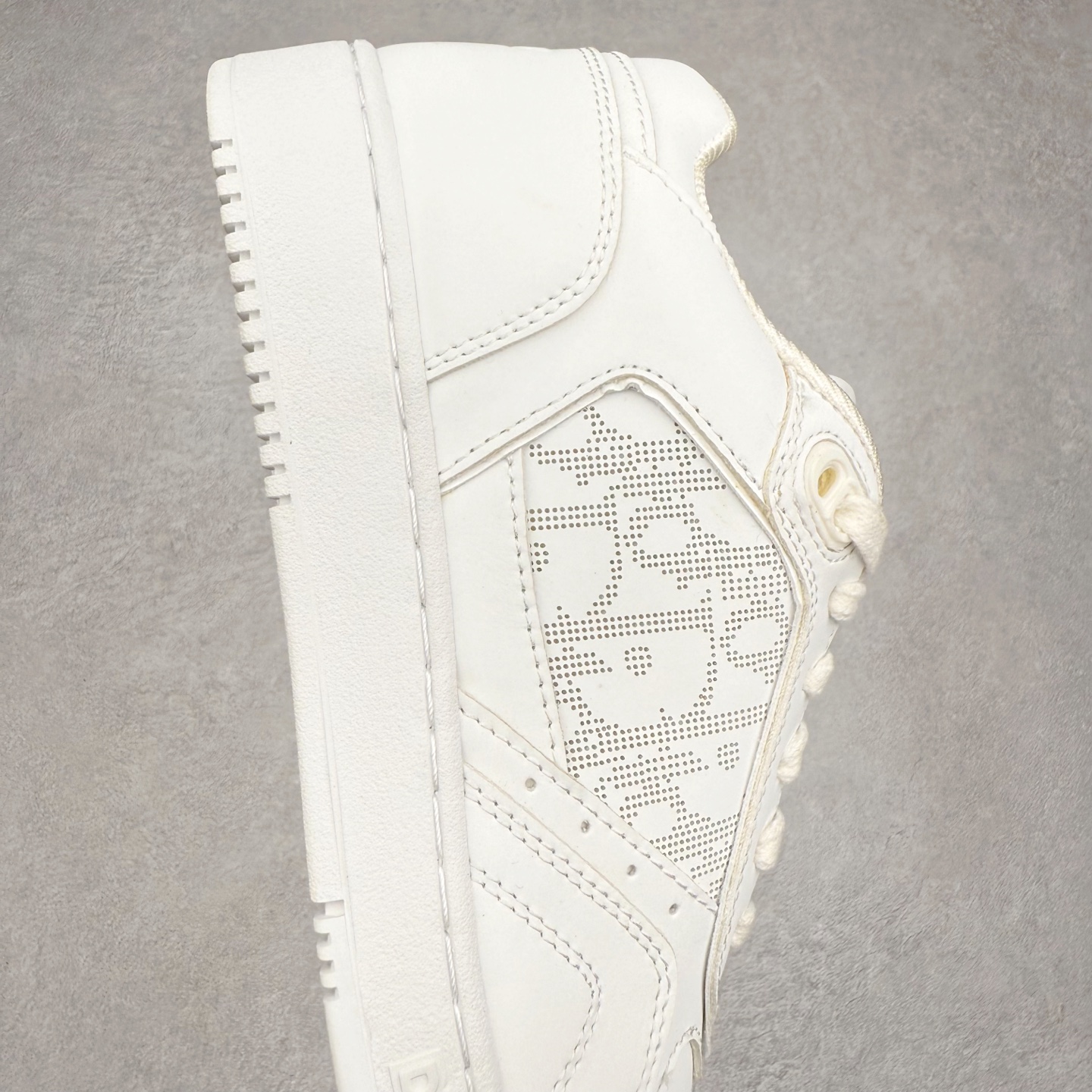 图片[6]-DIOR 迪奥 B27低帮 经典奢侈品休闲运动板鞋 东莞大厂生产 品质货真价实 代购级别 市面顶级版本 Oblique印花电秀 长时售卖 退换率超低这款B27运动鞋是DIOR的经典单品 和迪奥光滑牛皮革精心制作，侧面饰以米色和黑色提花Oblique印花镶边（激光冲孔）搭配CD lcon孔眼，双色橡胶鞋底，鞋舌和后跟处均饰以标志性细节，更显精致，时尚百搭，可为各种造型增光添彩 蓝色 奶油白色和迪奥灰光滑牛皮革 米色和黑色提花面料oblique印花 鞋底和鞋眼饰以DIOR标志 系带开合搭配CD·lcon孔眼网眼织物里料 双色橡胶外底 侧面缝线拼接结构 含防尘袋和一对鞋带 全套意大利正品包装 尺码 35 36 37 38 39 40 41 42 43 44 45 46-选品中心