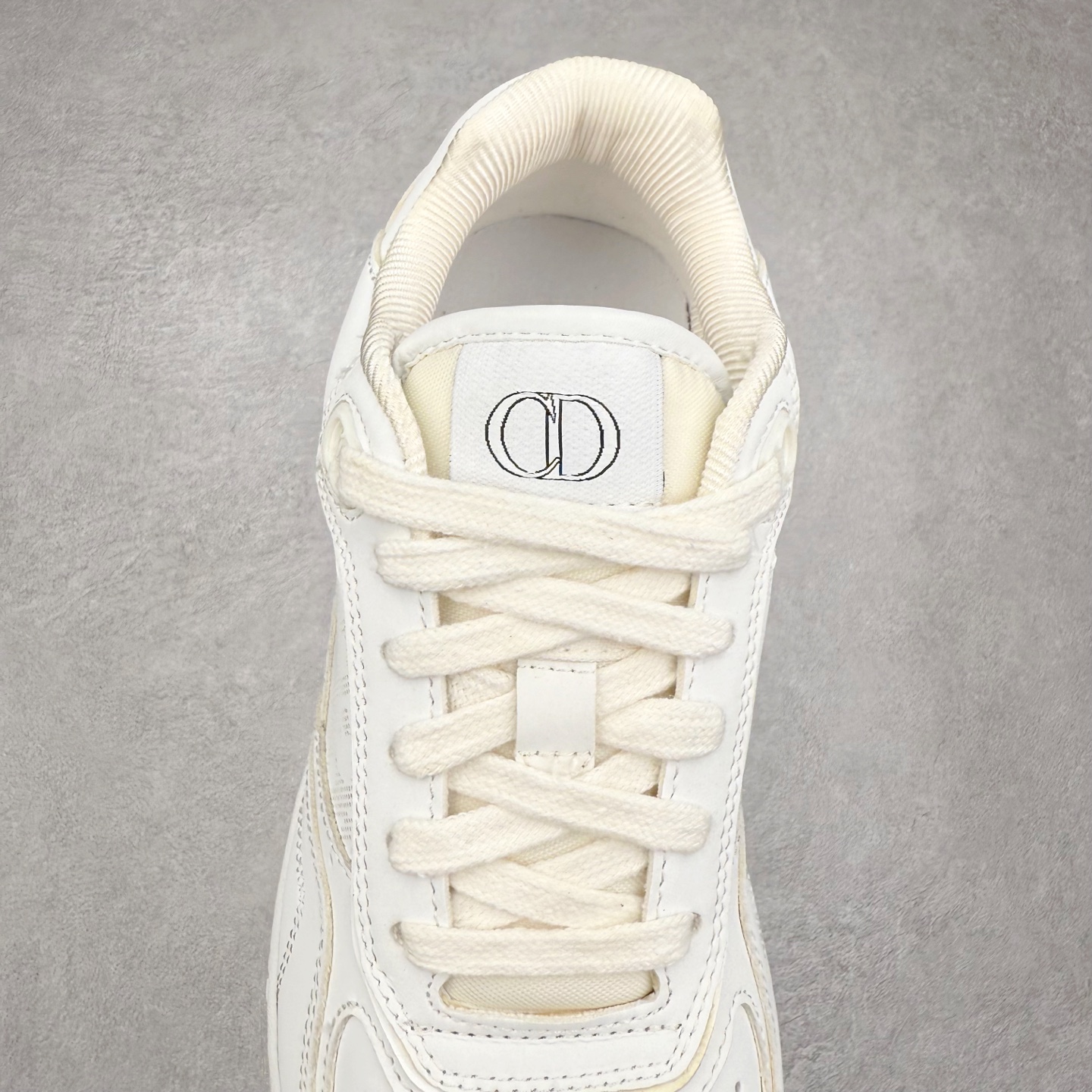 图片[5]-DIOR 迪奥 B27低帮 经典奢侈品休闲运动板鞋 东莞大厂生产 品质货真价实 代购级别 市面顶级版本 Oblique印花电秀 长时售卖 退换率超低这款B27运动鞋是DIOR的经典单品 和迪奥光滑牛皮革精心制作，侧面饰以米色和黑色提花Oblique印花镶边（激光冲孔）搭配CD lcon孔眼，双色橡胶鞋底，鞋舌和后跟处均饰以标志性细节，更显精致，时尚百搭，可为各种造型增光添彩 蓝色 奶油白色和迪奥灰光滑牛皮革 米色和黑色提花面料oblique印花 鞋底和鞋眼饰以DIOR标志 系带开合搭配CD·lcon孔眼网眼织物里料 双色橡胶外底 侧面缝线拼接结构 含防尘袋和一对鞋带 全套意大利正品包装 尺码 35 36 37 38 39 40 41 42 43 44 45 46-选品中心