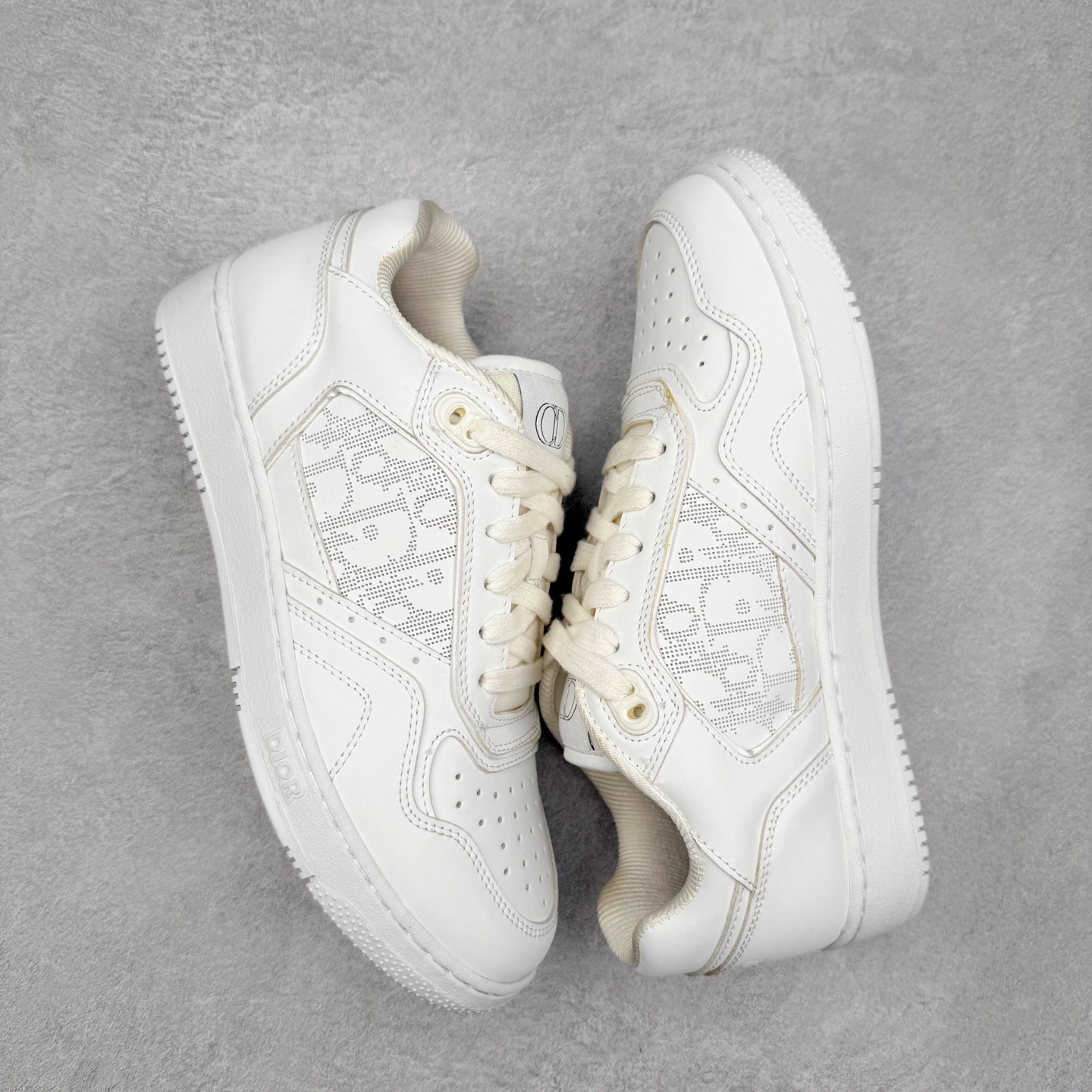 图片[3]-DIOR 迪奥 B27低帮 经典奢侈品休闲运动板鞋 东莞大厂生产 品质货真价实 代购级别 市面顶级版本 Oblique印花电秀 长时售卖 退换率超低这款B27运动鞋是DIOR的经典单品 和迪奥光滑牛皮革精心制作，侧面饰以米色和黑色提花Oblique印花镶边（激光冲孔）搭配CD lcon孔眼，双色橡胶鞋底，鞋舌和后跟处均饰以标志性细节，更显精致，时尚百搭，可为各种造型增光添彩 蓝色 奶油白色和迪奥灰光滑牛皮革 米色和黑色提花面料oblique印花 鞋底和鞋眼饰以DIOR标志 系带开合搭配CD·lcon孔眼网眼织物里料 双色橡胶外底 侧面缝线拼接结构 含防尘袋和一对鞋带 全套意大利正品包装 尺码 35 36 37 38 39 40 41 42 43 44 45 46-选品中心