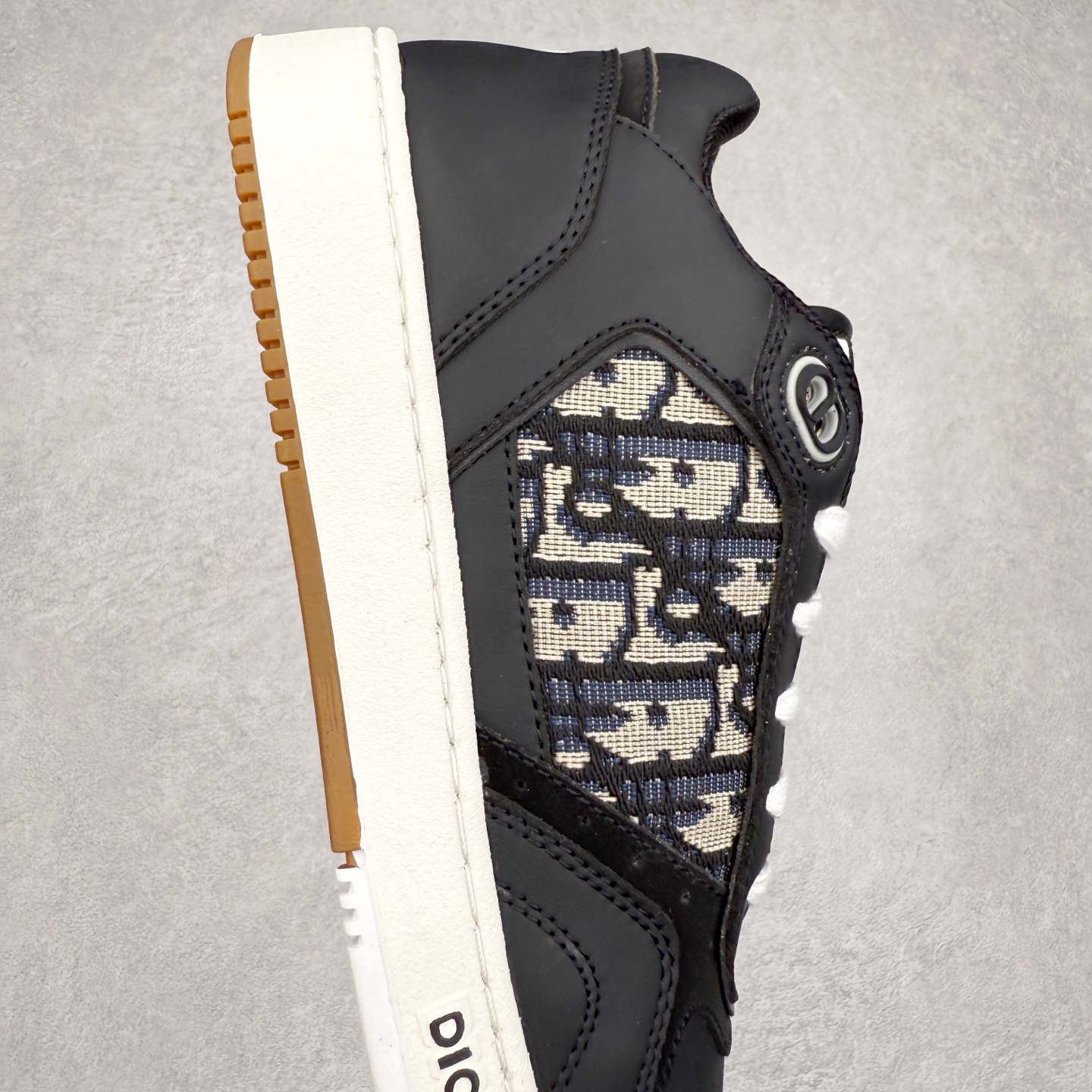 图片[6]-DIOR 迪奥 B27低帮 经典奢侈品休闲运动板鞋 东莞大厂生产 品质货真价实 代购级别 市面顶级版本 Oblique印花电秀 长时售卖 退换率超低这款B27运动鞋是DIOR的经典单品 和迪奥光滑牛皮革精心制作，侧面饰以米色和黑色提花Oblique印花镶边（激光冲孔）搭配CD lcon孔眼，双色橡胶鞋底，鞋舌和后跟处均饰以标志性细节，更显精致，时尚百搭，可为各种造型增光添彩 蓝色 奶油白色和迪奥灰光滑牛皮革 米色和黑色提花面料oblique印花 鞋底和鞋眼饰以DIOR标志 系带开合搭配CD·lcon孔眼网眼织物里料 双色橡胶外底 侧面缝线拼接结构 含防尘袋和一对鞋带 全套意大利正品包装 尺码 35 36 37 38 39 40 41 42 43 44 45 46-选品中心