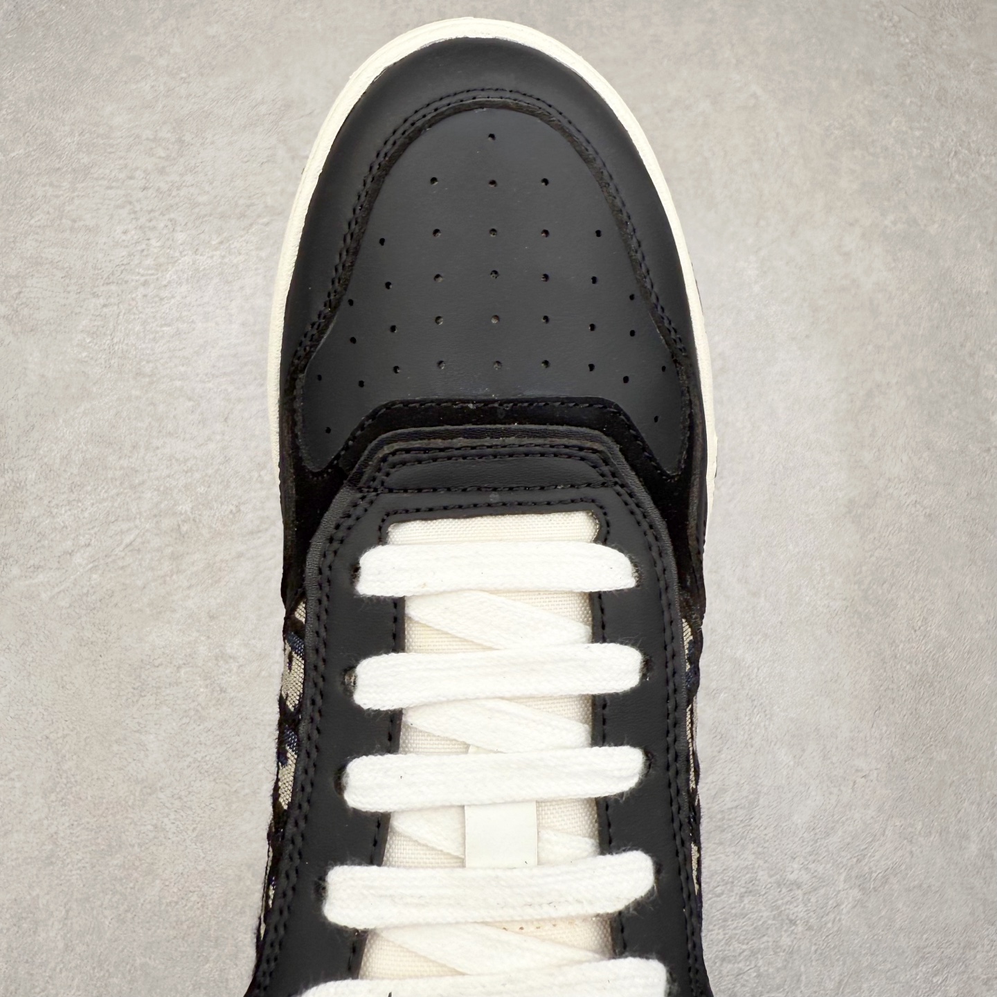 图片[4]-DIOR 迪奥 B27低帮 经典奢侈品休闲运动板鞋 东莞大厂生产 品质货真价实 代购级别 市面顶级版本 Oblique印花电秀 长时售卖 退换率超低这款B27运动鞋是DIOR的经典单品 和迪奥光滑牛皮革精心制作，侧面饰以米色和黑色提花Oblique印花镶边（激光冲孔）搭配CD lcon孔眼，双色橡胶鞋底，鞋舌和后跟处均饰以标志性细节，更显精致，时尚百搭，可为各种造型增光添彩 蓝色 奶油白色和迪奥灰光滑牛皮革 米色和黑色提花面料oblique印花 鞋底和鞋眼饰以DIOR标志 系带开合搭配CD·lcon孔眼网眼织物里料 双色橡胶外底 侧面缝线拼接结构 含防尘袋和一对鞋带 全套意大利正品包装 尺码 35 36 37 38 39 40 41 42 43 44 45 46-选品中心