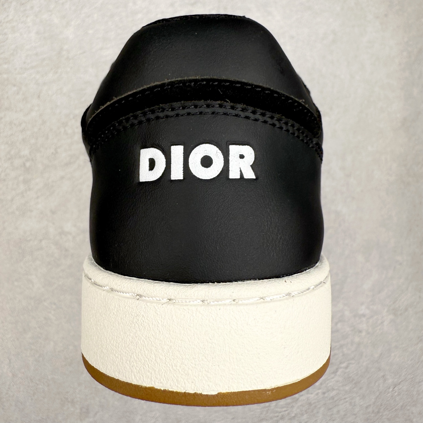 图片[8]-DIOR 迪奥 B27低帮 经典奢侈品休闲运动板鞋 东莞大厂生产 品质货真价实 代购级别 市面顶级版本 Oblique印花电秀 长时售卖 退换率超低这款B27运动鞋是DIOR的经典单品 和迪奥光滑牛皮革精心制作，侧面饰以米色和黑色提花Oblique印花镶边（激光冲孔）搭配CD lcon孔眼，双色橡胶鞋底，鞋舌和后跟处均饰以标志性细节，更显精致，时尚百搭，可为各种造型增光添彩 蓝色 奶油白色和迪奥灰光滑牛皮革 米色和黑色提花面料oblique印花 鞋底和鞋眼饰以DIOR标志 系带开合搭配CD·lcon孔眼网眼织物里料 双色橡胶外底 侧面缝线拼接结构 含防尘袋和一对鞋带 全套意大利正品包装 尺码 35 36 37 38 39 40 41 42 43 44 45 46-选品中心