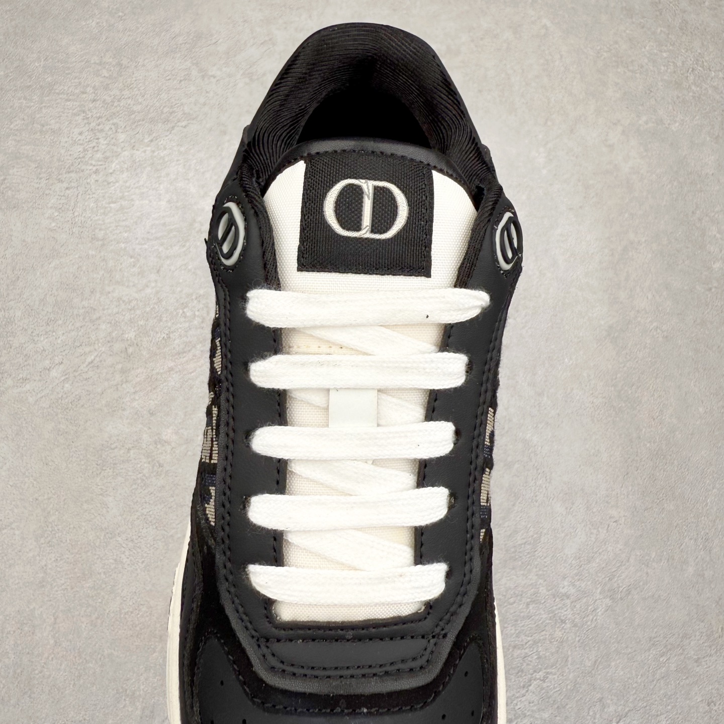 图片[5]-DIOR 迪奥 B27低帮 经典奢侈品休闲运动板鞋 东莞大厂生产 品质货真价实 代购级别 市面顶级版本 Oblique印花电秀 长时售卖 退换率超低这款B27运动鞋是DIOR的经典单品 和迪奥光滑牛皮革精心制作，侧面饰以米色和黑色提花Oblique印花镶边（激光冲孔）搭配CD lcon孔眼，双色橡胶鞋底，鞋舌和后跟处均饰以标志性细节，更显精致，时尚百搭，可为各种造型增光添彩 蓝色 奶油白色和迪奥灰光滑牛皮革 米色和黑色提花面料oblique印花 鞋底和鞋眼饰以DIOR标志 系带开合搭配CD·lcon孔眼网眼织物里料 双色橡胶外底 侧面缝线拼接结构 含防尘袋和一对鞋带 全套意大利正品包装 尺码 35 36 37 38 39 40 41 42 43 44 45 46-选品中心