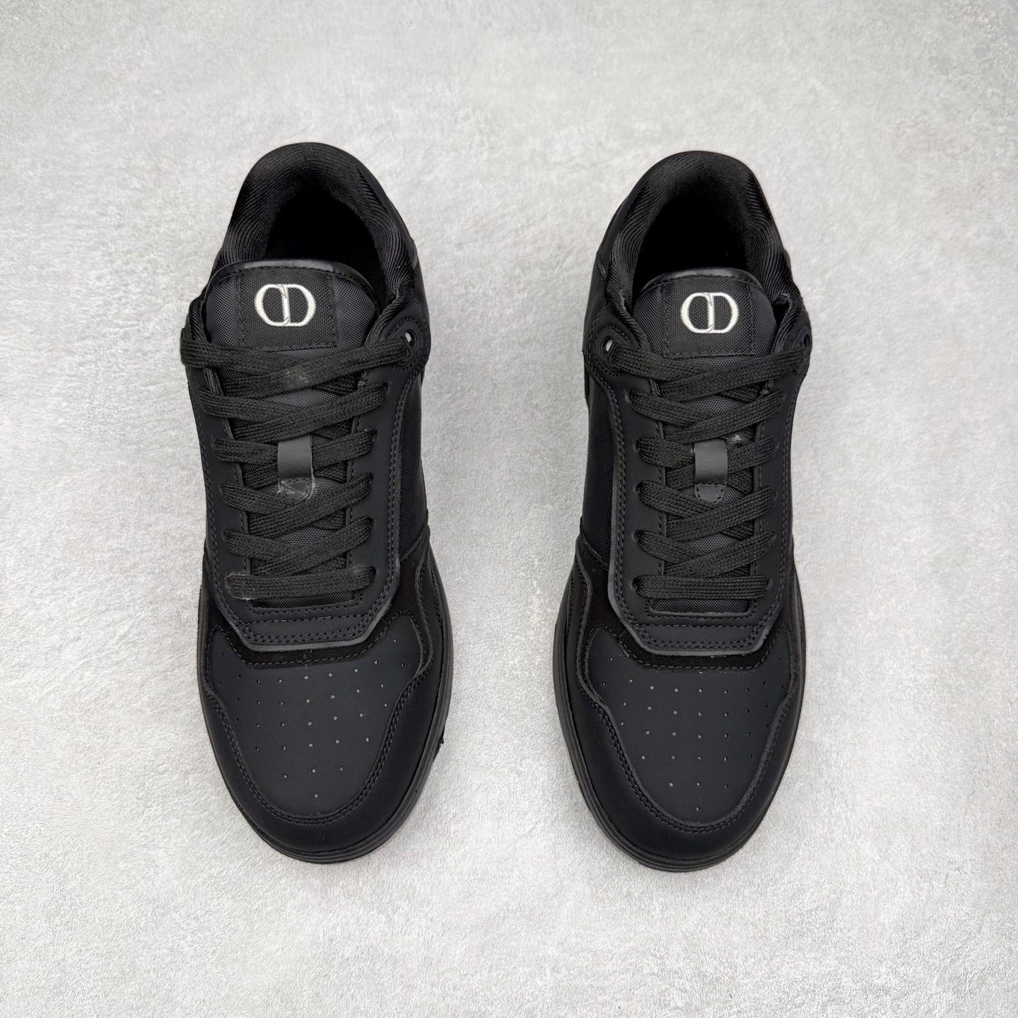 图片[2]-DIOR 迪奥 B27低帮 经典奢侈品休闲运动板鞋 东莞大厂生产 品质货真价实 代购级别 市面顶级版本 Oblique印花电秀 长时售卖 退换率超低这款B27运动鞋是DIOR的经典单品 和迪奥光滑牛皮革精心制作，侧面饰以米色和黑色提花Oblique印花镶边（激光冲孔）搭配CD lcon孔眼，双色橡胶鞋底，鞋舌和后跟处均饰以标志性细节，更显精致，时尚百搭，可为各种造型增光添彩 蓝色 奶油白色和迪奥灰光滑牛皮革 米色和黑色提花面料oblique印花 鞋底和鞋眼饰以DIOR标志 系带开合搭配CD·lcon孔眼网眼织物里料 双色橡胶外底 侧面缝线拼接结构 含防尘袋和一对鞋带 全套意大利正品包装 尺码 35 36 37 38 39 40 41 42 43 44 45 46-选品中心