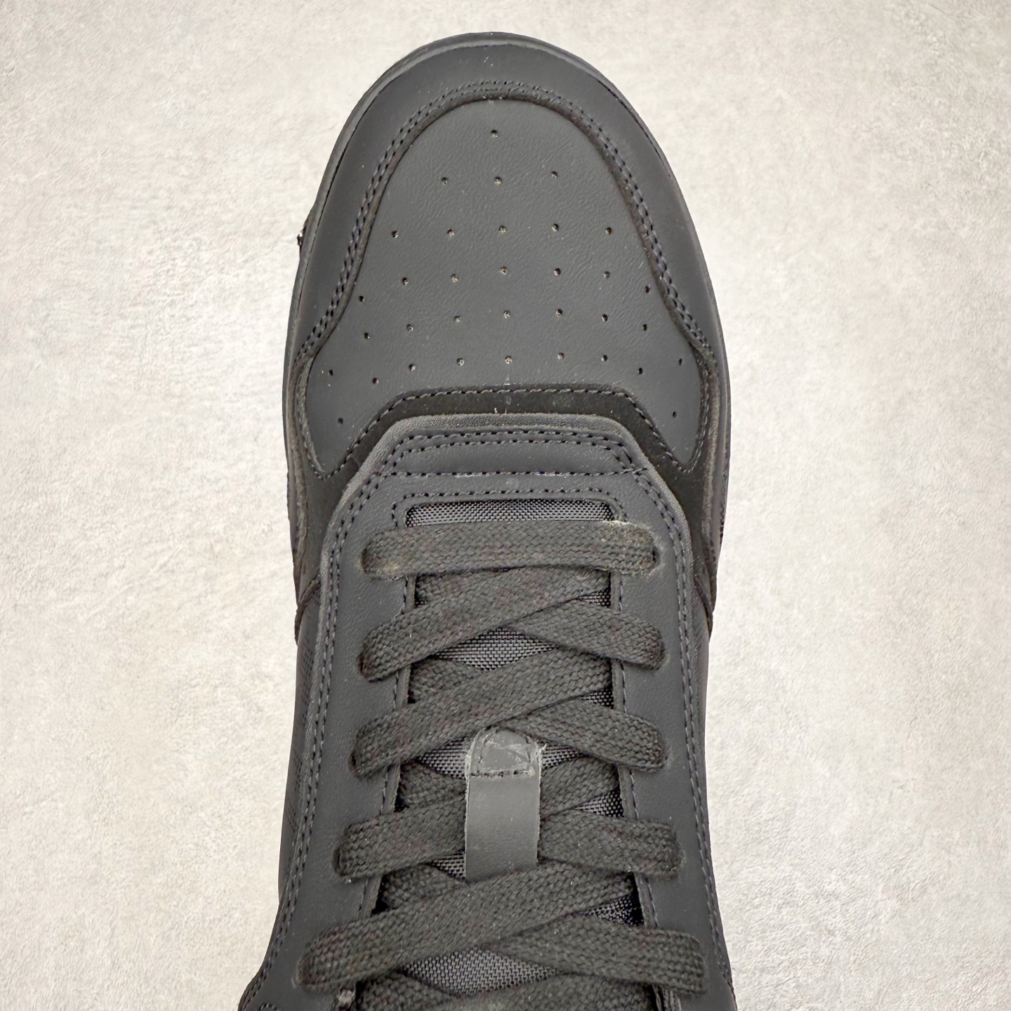 图片[4]-DIOR 迪奥 B27低帮 经典奢侈品休闲运动板鞋 东莞大厂生产 品质货真价实 代购级别 市面顶级版本 Oblique印花电秀 长时售卖 退换率超低这款B27运动鞋是DIOR的经典单品 和迪奥光滑牛皮革精心制作，侧面饰以米色和黑色提花Oblique印花镶边（激光冲孔）搭配CD lcon孔眼，双色橡胶鞋底，鞋舌和后跟处均饰以标志性细节，更显精致，时尚百搭，可为各种造型增光添彩 蓝色 奶油白色和迪奥灰光滑牛皮革 米色和黑色提花面料oblique印花 鞋底和鞋眼饰以DIOR标志 系带开合搭配CD·lcon孔眼网眼织物里料 双色橡胶外底 侧面缝线拼接结构 含防尘袋和一对鞋带 全套意大利正品包装 尺码 35 36 37 38 39 40 41 42 43 44 45 46-选品中心