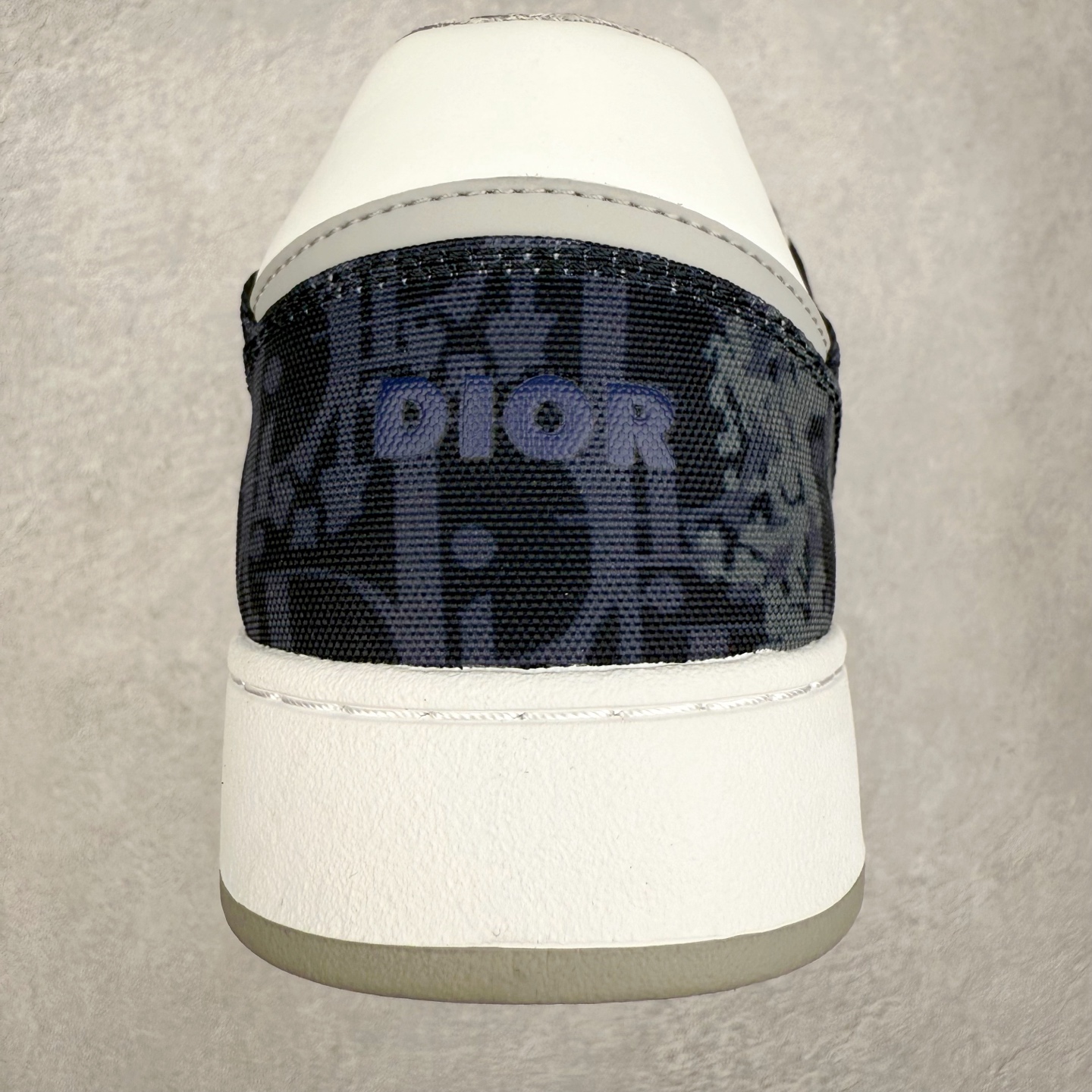 图片[8]-DIOR 迪奥 B27低帮 经典奢侈品休闲运动板鞋 东莞大厂生产 品质货真价实 代购级别 市面顶级版本 Oblique印花电秀 长时售卖 退换率超低这款B27运动鞋是DIOR的经典单品 和迪奥光滑牛皮革精心制作，侧面饰以米色和黑色提花Oblique印花镶边（激光冲孔）搭配CD lcon孔眼，双色橡胶鞋底，鞋舌和后跟处均饰以标志性细节，更显精致，时尚百搭，可为各种造型增光添彩 蓝色 奶油白色和迪奥灰光滑牛皮革 米色和黑色提花面料oblique印花 鞋底和鞋眼饰以DIOR标志 系带开合搭配CD·lcon孔眼网眼织物里料 双色橡胶外底 侧面缝线拼接结构 含防尘袋和一对鞋带 全套意大利正品包装 尺码 35 36 37 38 39 40 41 42 43 44 45 46-选品中心