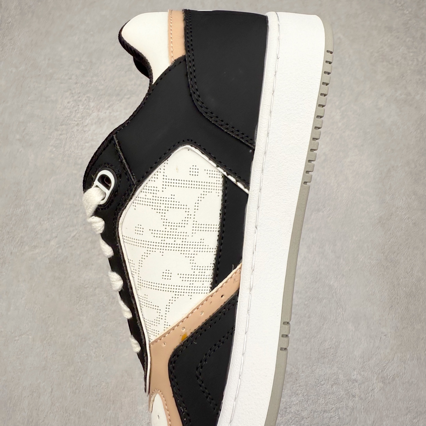 图片[7]-DIOR 迪奥 B27低帮 经典奢侈品休闲运动板鞋 东莞大厂生产 品质货真价实 代购级别 市面顶级版本 Oblique印花电秀 长时售卖 退换率超低这款B27运动鞋是DIOR的经典单品 和迪奥光滑牛皮革精心制作，侧面饰以米色和黑色提花Oblique印花镶边（激光冲孔）搭配CD lcon孔眼，双色橡胶鞋底，鞋舌和后跟处均饰以标志性细节，更显精致，时尚百搭，可为各种造型增光添彩 蓝色 奶油白色和迪奥灰光滑牛皮革 米色和黑色提花面料oblique印花 鞋底和鞋眼饰以DIOR标志 系带开合搭配CD·lcon孔眼网眼织物里料 双色橡胶外底 侧面缝线拼接结构 含防尘袋和一对鞋带 全套意大利正品包装 尺码 35 36 37 38 39 40 41 42 43 44 45 46-选品中心