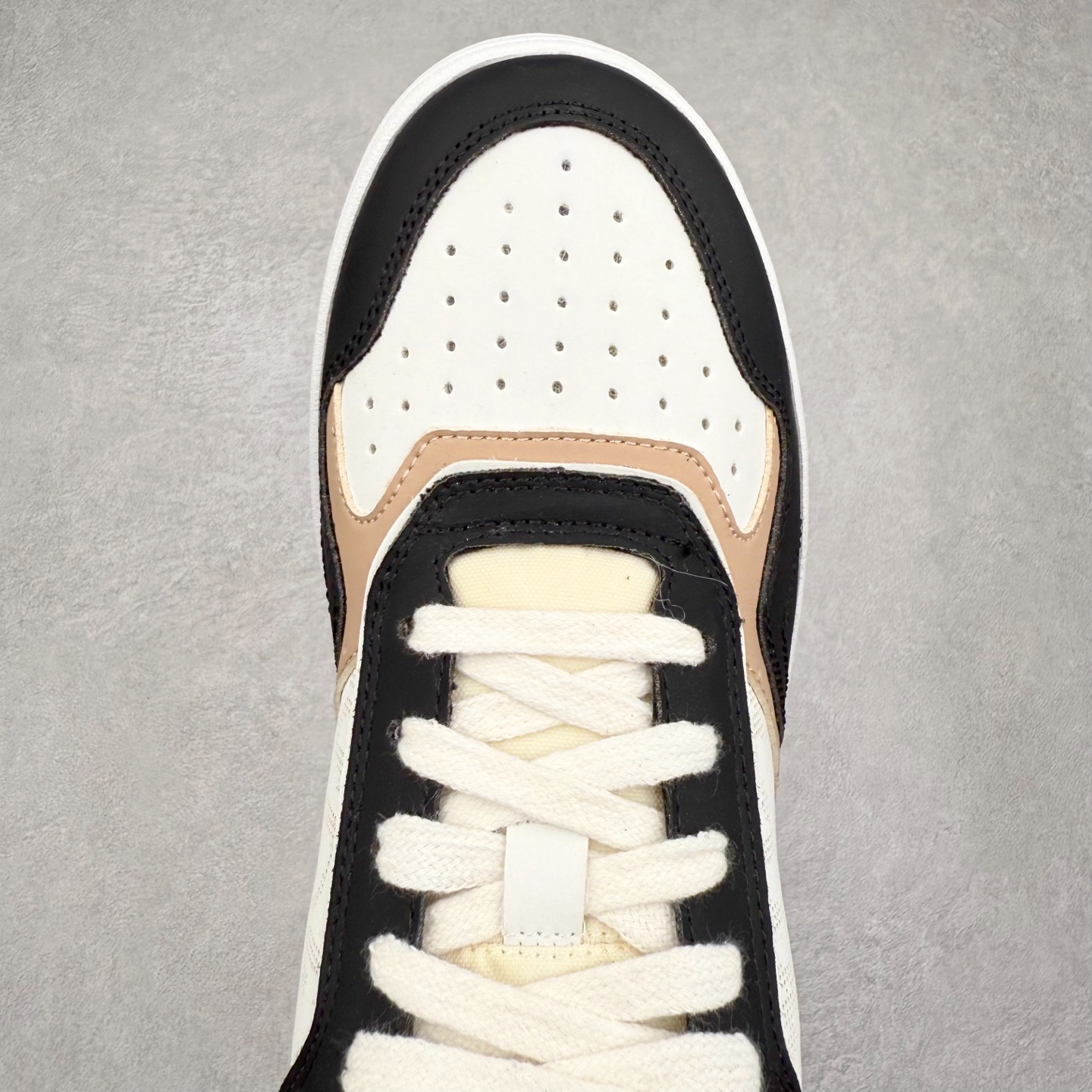 图片[4]-DIOR 迪奥 B27低帮 经典奢侈品休闲运动板鞋 东莞大厂生产 品质货真价实 代购级别 市面顶级版本 Oblique印花电秀 长时售卖 退换率超低这款B27运动鞋是DIOR的经典单品 和迪奥光滑牛皮革精心制作，侧面饰以米色和黑色提花Oblique印花镶边（激光冲孔）搭配CD lcon孔眼，双色橡胶鞋底，鞋舌和后跟处均饰以标志性细节，更显精致，时尚百搭，可为各种造型增光添彩 蓝色 奶油白色和迪奥灰光滑牛皮革 米色和黑色提花面料oblique印花 鞋底和鞋眼饰以DIOR标志 系带开合搭配CD·lcon孔眼网眼织物里料 双色橡胶外底 侧面缝线拼接结构 含防尘袋和一对鞋带 全套意大利正品包装 尺码 35 36 37 38 39 40 41 42 43 44 45 46-选品中心