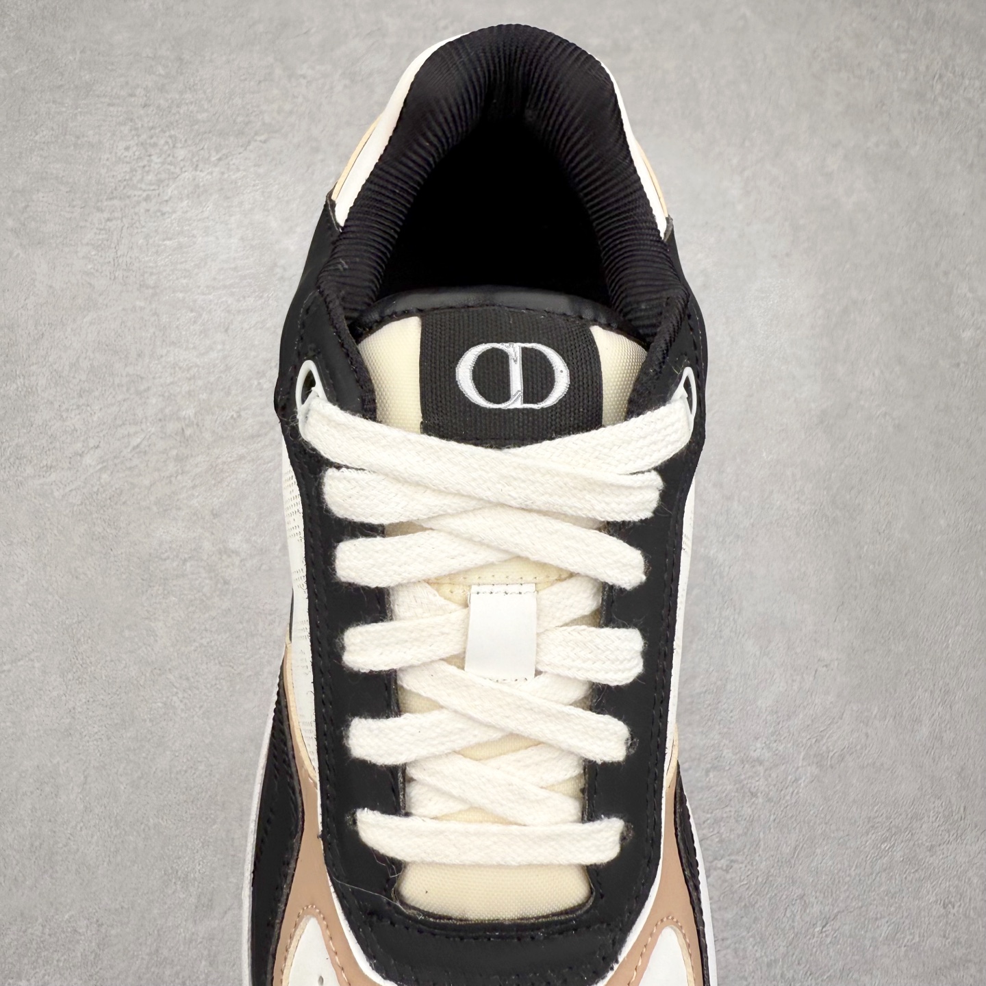 图片[5]-DIOR 迪奥 B27低帮 经典奢侈品休闲运动板鞋 东莞大厂生产 品质货真价实 代购级别 市面顶级版本 Oblique印花电秀 长时售卖 退换率超低这款B27运动鞋是DIOR的经典单品 和迪奥光滑牛皮革精心制作，侧面饰以米色和黑色提花Oblique印花镶边（激光冲孔）搭配CD lcon孔眼，双色橡胶鞋底，鞋舌和后跟处均饰以标志性细节，更显精致，时尚百搭，可为各种造型增光添彩 蓝色 奶油白色和迪奥灰光滑牛皮革 米色和黑色提花面料oblique印花 鞋底和鞋眼饰以DIOR标志 系带开合搭配CD·lcon孔眼网眼织物里料 双色橡胶外底 侧面缝线拼接结构 含防尘袋和一对鞋带 全套意大利正品包装 尺码 35 36 37 38 39 40 41 42 43 44 45 46-选品中心
