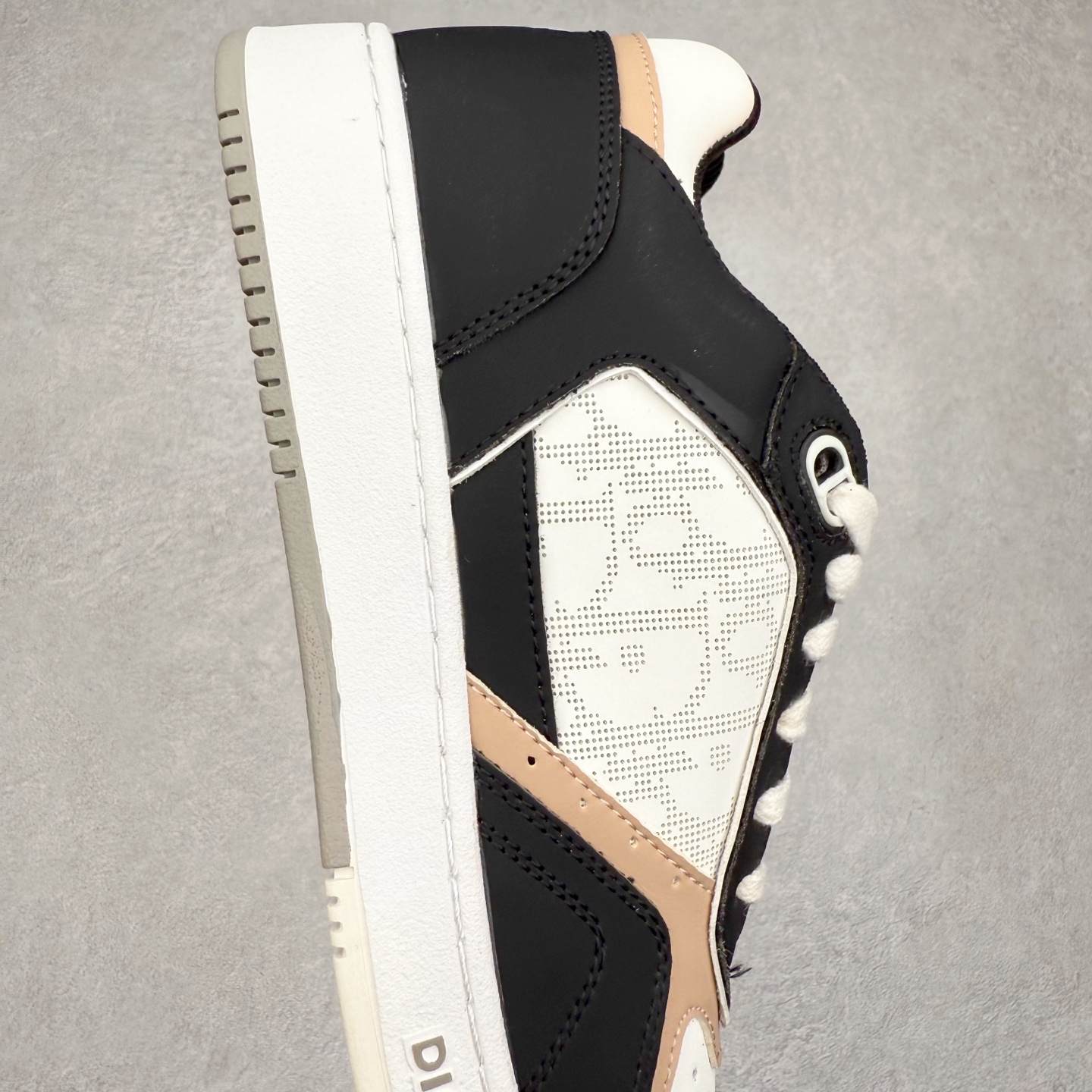 图片[6]-DIOR 迪奥 B27低帮 经典奢侈品休闲运动板鞋 东莞大厂生产 品质货真价实 代购级别 市面顶级版本 Oblique印花电秀 长时售卖 退换率超低这款B27运动鞋是DIOR的经典单品 和迪奥光滑牛皮革精心制作，侧面饰以米色和黑色提花Oblique印花镶边（激光冲孔）搭配CD lcon孔眼，双色橡胶鞋底，鞋舌和后跟处均饰以标志性细节，更显精致，时尚百搭，可为各种造型增光添彩 蓝色 奶油白色和迪奥灰光滑牛皮革 米色和黑色提花面料oblique印花 鞋底和鞋眼饰以DIOR标志 系带开合搭配CD·lcon孔眼网眼织物里料 双色橡胶外底 侧面缝线拼接结构 含防尘袋和一对鞋带 全套意大利正品包装 尺码 35 36 37 38 39 40 41 42 43 44 45 46-选品中心