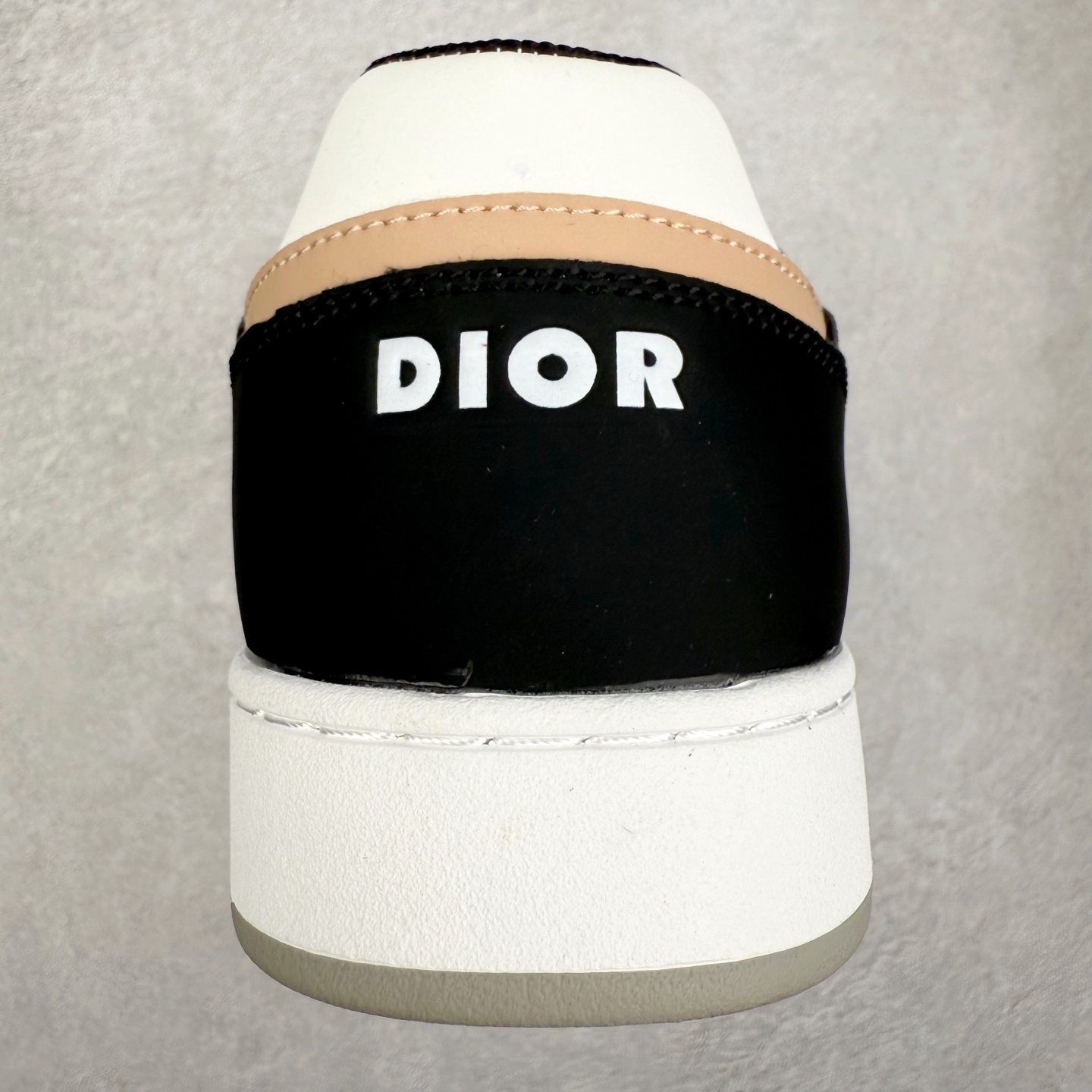 图片[8]-DIOR 迪奥 B27低帮 经典奢侈品休闲运动板鞋 东莞大厂生产 品质货真价实 代购级别 市面顶级版本 Oblique印花电秀 长时售卖 退换率超低这款B27运动鞋是DIOR的经典单品 和迪奥光滑牛皮革精心制作，侧面饰以米色和黑色提花Oblique印花镶边（激光冲孔）搭配CD lcon孔眼，双色橡胶鞋底，鞋舌和后跟处均饰以标志性细节，更显精致，时尚百搭，可为各种造型增光添彩 蓝色 奶油白色和迪奥灰光滑牛皮革 米色和黑色提花面料oblique印花 鞋底和鞋眼饰以DIOR标志 系带开合搭配CD·lcon孔眼网眼织物里料 双色橡胶外底 侧面缝线拼接结构 含防尘袋和一对鞋带 全套意大利正品包装 尺码 35 36 37 38 39 40 41 42 43 44 45 46-选品中心