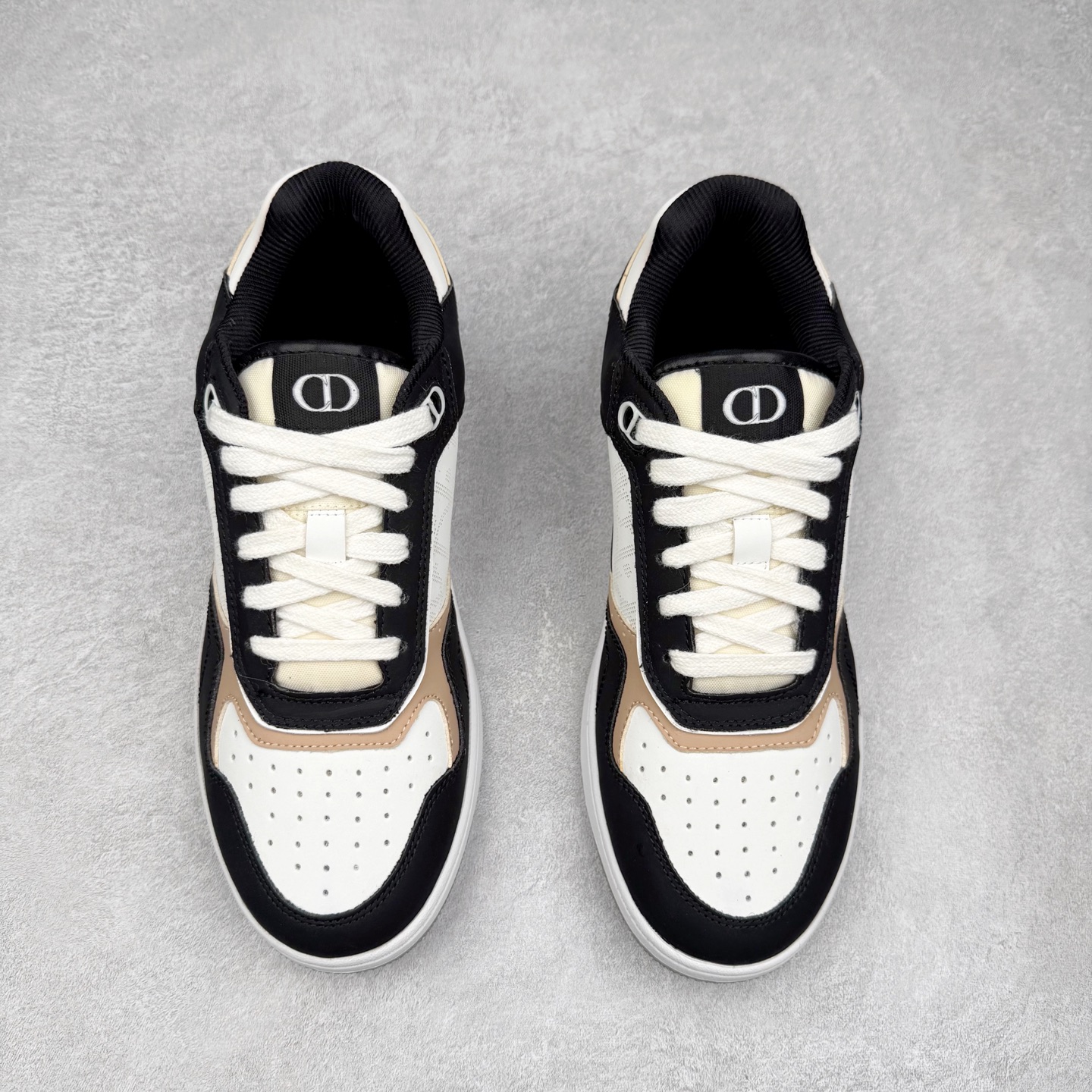 图片[2]-DIOR 迪奥 B27低帮 经典奢侈品休闲运动板鞋 东莞大厂生产 品质货真价实 代购级别 市面顶级版本 Oblique印花电秀 长时售卖 退换率超低这款B27运动鞋是DIOR的经典单品 和迪奥光滑牛皮革精心制作，侧面饰以米色和黑色提花Oblique印花镶边（激光冲孔）搭配CD lcon孔眼，双色橡胶鞋底，鞋舌和后跟处均饰以标志性细节，更显精致，时尚百搭，可为各种造型增光添彩 蓝色 奶油白色和迪奥灰光滑牛皮革 米色和黑色提花面料oblique印花 鞋底和鞋眼饰以DIOR标志 系带开合搭配CD·lcon孔眼网眼织物里料 双色橡胶外底 侧面缝线拼接结构 含防尘袋和一对鞋带 全套意大利正品包装 尺码 35 36 37 38 39 40 41 42 43 44 45 46-选品中心