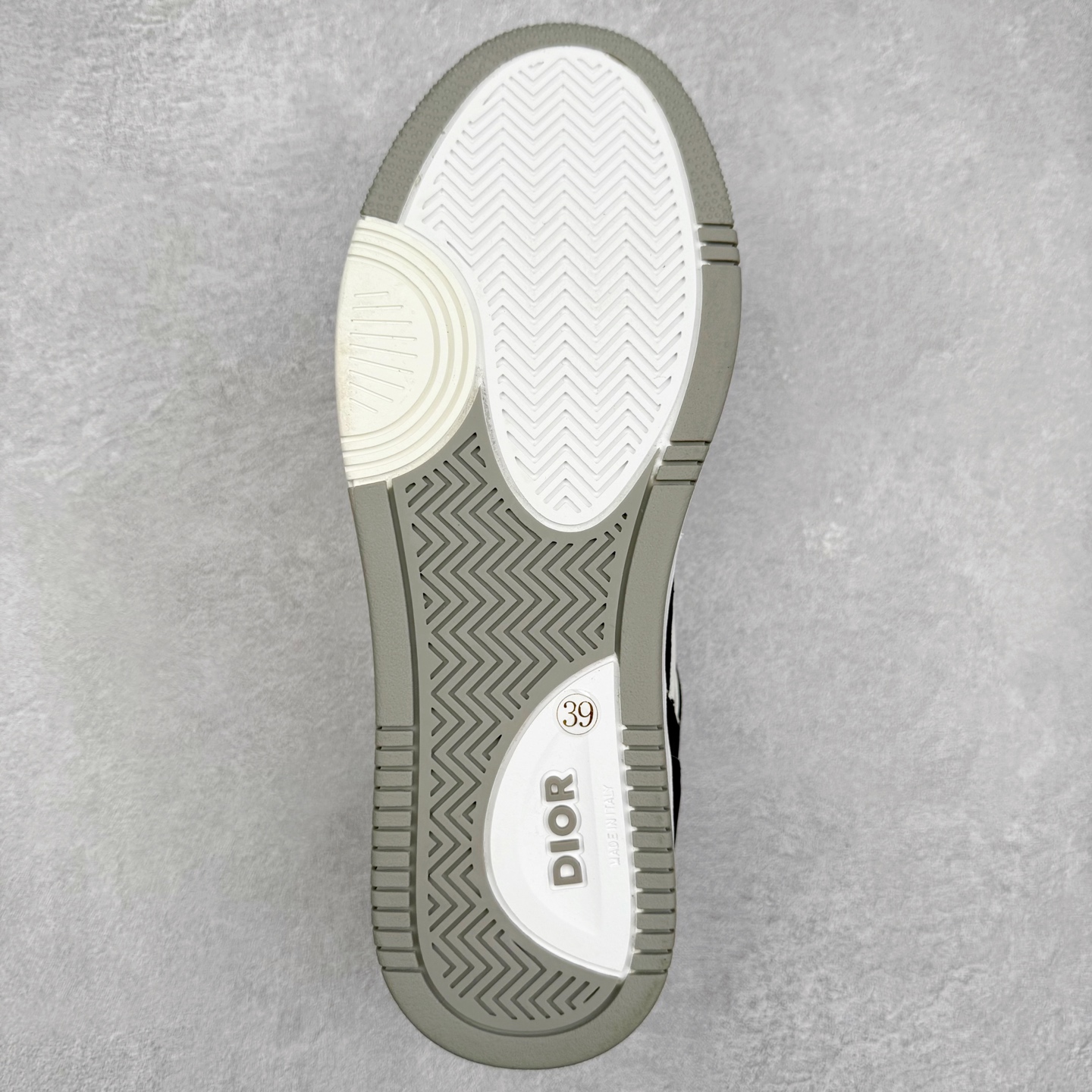 图片[9]-DIOR 迪奥 B27低帮 经典奢侈品休闲运动板鞋 东莞大厂生产 品质货真价实 代购级别 市面顶级版本 Oblique印花电秀 长时售卖 退换率超低这款B27运动鞋是DIOR的经典单品 和迪奥光滑牛皮革精心制作，侧面饰以米色和黑色提花Oblique印花镶边（激光冲孔）搭配CD lcon孔眼，双色橡胶鞋底，鞋舌和后跟处均饰以标志性细节，更显精致，时尚百搭，可为各种造型增光添彩 蓝色 奶油白色和迪奥灰光滑牛皮革 米色和黑色提花面料oblique印花 鞋底和鞋眼饰以DIOR标志 系带开合搭配CD·lcon孔眼网眼织物里料 双色橡胶外底 侧面缝线拼接结构 含防尘袋和一对鞋带 全套意大利正品包装 尺码 35 36 37 38 39 40 41 42 43 44 45 46-选品中心