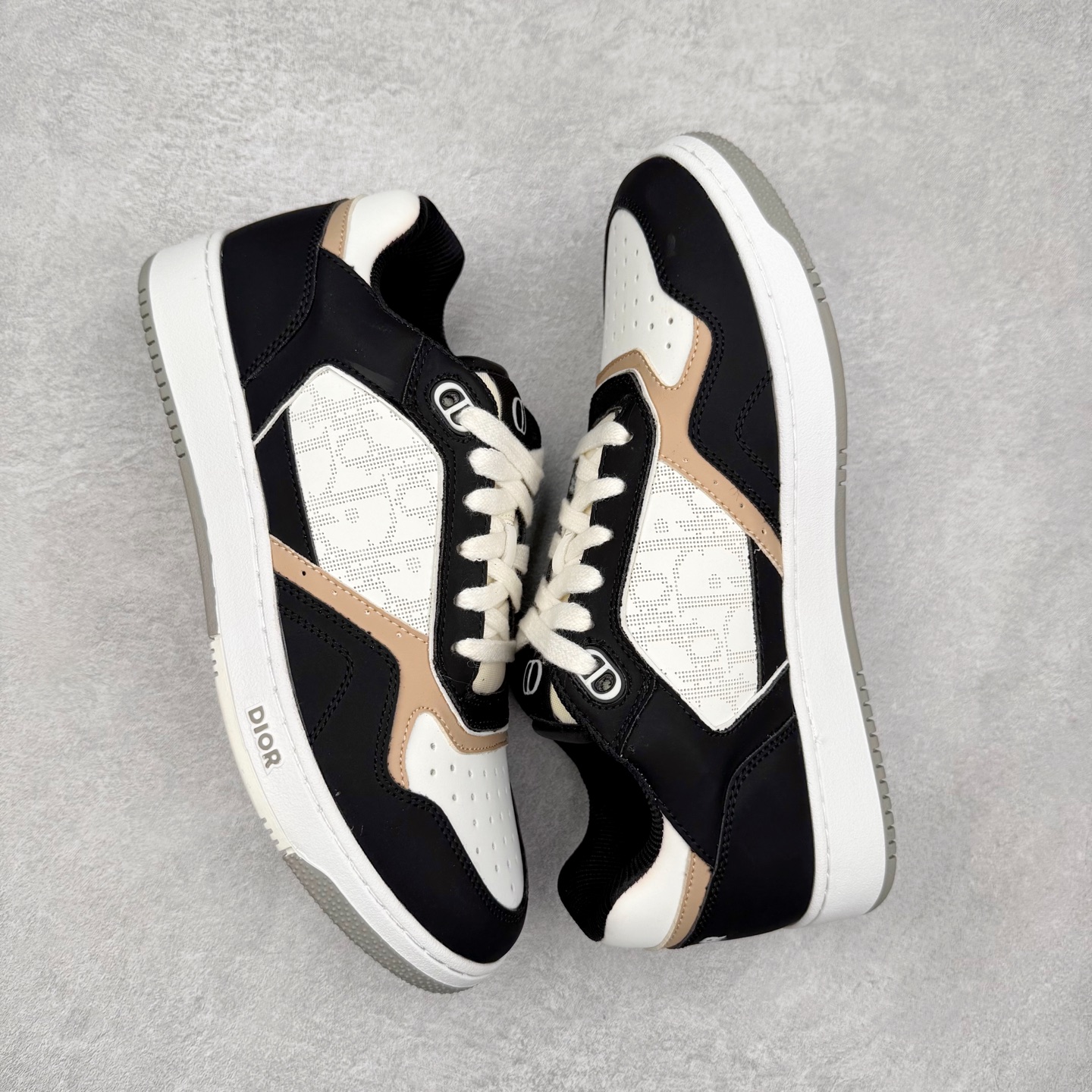 图片[3]-DIOR 迪奥 B27低帮 经典奢侈品休闲运动板鞋 东莞大厂生产 品质货真价实 代购级别 市面顶级版本 Oblique印花电秀 长时售卖 退换率超低这款B27运动鞋是DIOR的经典单品 和迪奥光滑牛皮革精心制作，侧面饰以米色和黑色提花Oblique印花镶边（激光冲孔）搭配CD lcon孔眼，双色橡胶鞋底，鞋舌和后跟处均饰以标志性细节，更显精致，时尚百搭，可为各种造型增光添彩 蓝色 奶油白色和迪奥灰光滑牛皮革 米色和黑色提花面料oblique印花 鞋底和鞋眼饰以DIOR标志 系带开合搭配CD·lcon孔眼网眼织物里料 双色橡胶外底 侧面缝线拼接结构 含防尘袋和一对鞋带 全套意大利正品包装 尺码 35 36 37 38 39 40 41 42 43 44 45 46-选品中心