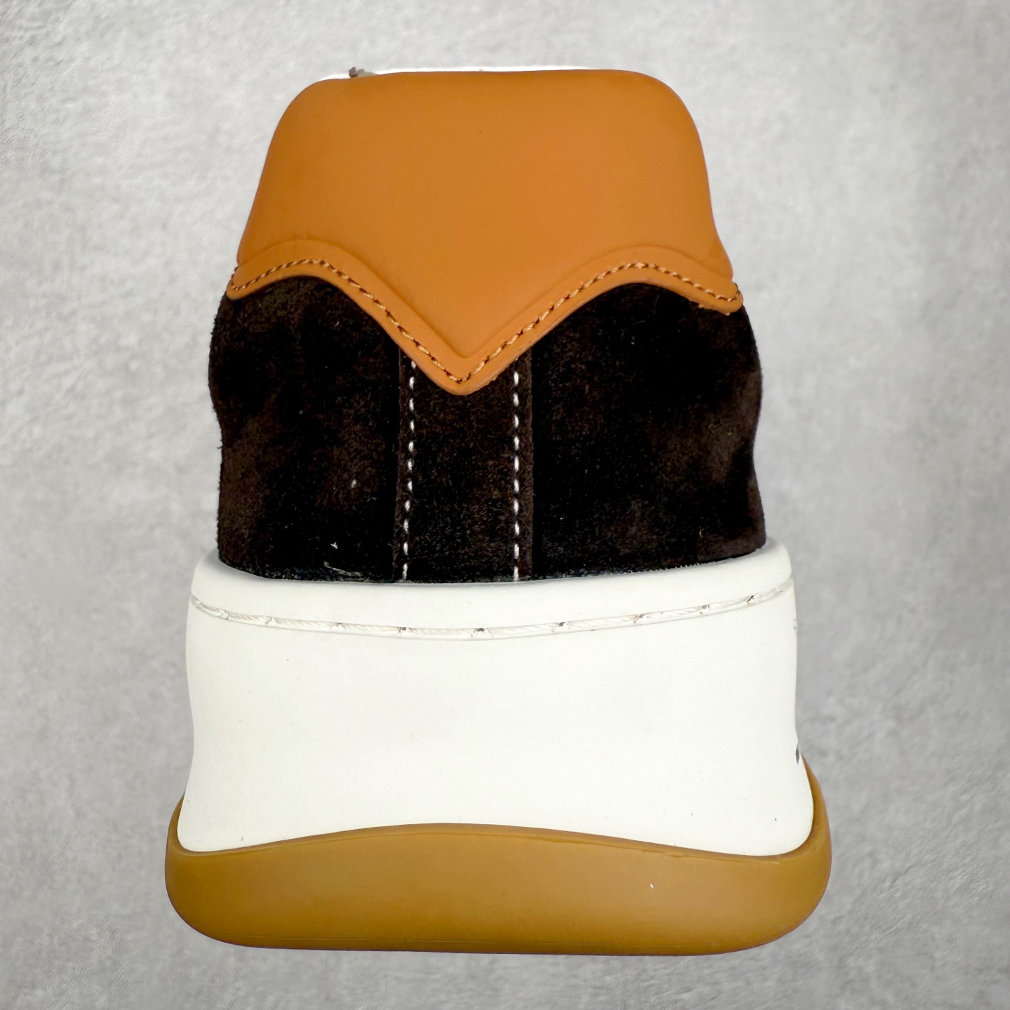 图片[8]-LOUIS VUITTON lv skate sneaker 2025 秋冬男士系列 Classic 牛皮革 圆头系带低帮 生活休闲鞋 原版开发 市面唯一正确版本 原版购入开发 欢迎对比 运动鞋于 2025 秋冬男士系列初次亮相 以光滑牛皮革塑造考究设计 可轻松融入各式造型 瞩目 LV 字母标注鞋侧 轻盈橡胶外底点缀 Vuitton 标识 材料使用原版定制进口头层牛皮 内里使用原版进口透气网里 原版开模橡胶发泡材质大底 内增高4CM 尺码：39 40 41 42 43 44 45-选品中心