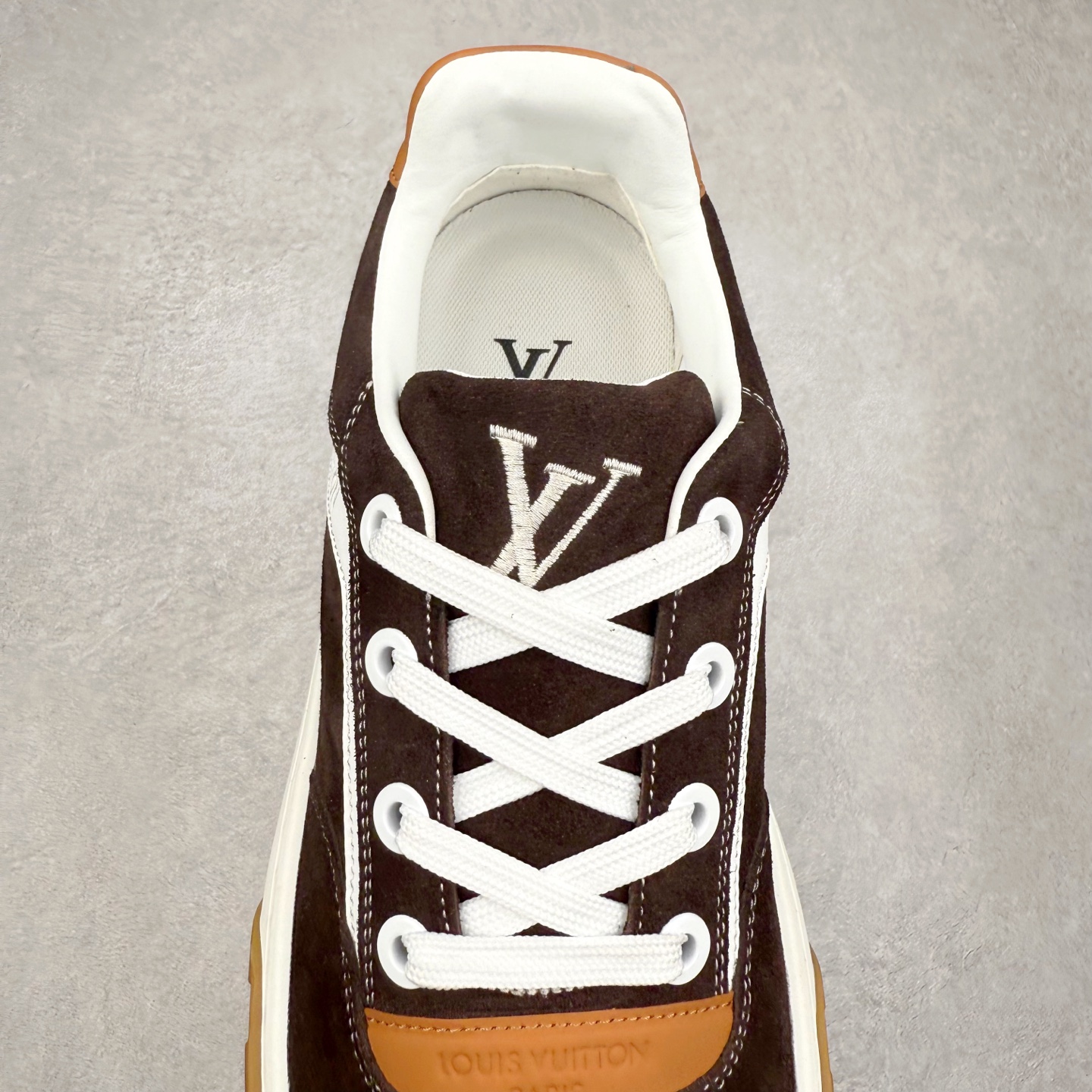 图片[5]-LOUIS VUITTON lv skate sneaker 2025 秋冬男士系列 Classic 牛皮革 圆头系带低帮 生活休闲鞋 原版开发 市面唯一正确版本 原版购入开发 欢迎对比 运动鞋于 2025 秋冬男士系列初次亮相 以光滑牛皮革塑造考究设计 可轻松融入各式造型 瞩目 LV 字母标注鞋侧 轻盈橡胶外底点缀 Vuitton 标识 材料使用原版定制进口头层牛皮 内里使用原版进口透气网里 原版开模橡胶发泡材质大底 内增高4CM 尺码：39 40 41 42 43 44 45-选品中心