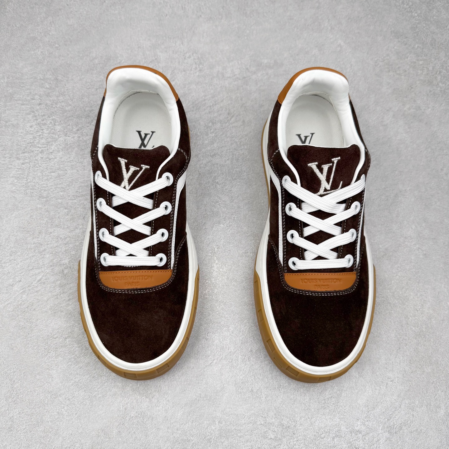 图片[2]-LOUIS VUITTON lv skate sneaker 2025 秋冬男士系列 Classic 牛皮革 圆头系带低帮 生活休闲鞋 原版开发 市面唯一正确版本 原版购入开发 欢迎对比 运动鞋于 2025 秋冬男士系列初次亮相 以光滑牛皮革塑造考究设计 可轻松融入各式造型 瞩目 LV 字母标注鞋侧 轻盈橡胶外底点缀 Vuitton 标识 材料使用原版定制进口头层牛皮 内里使用原版进口透气网里 原版开模橡胶发泡材质大底 内增高4CM 尺码：39 40 41 42 43 44 45-选品中心