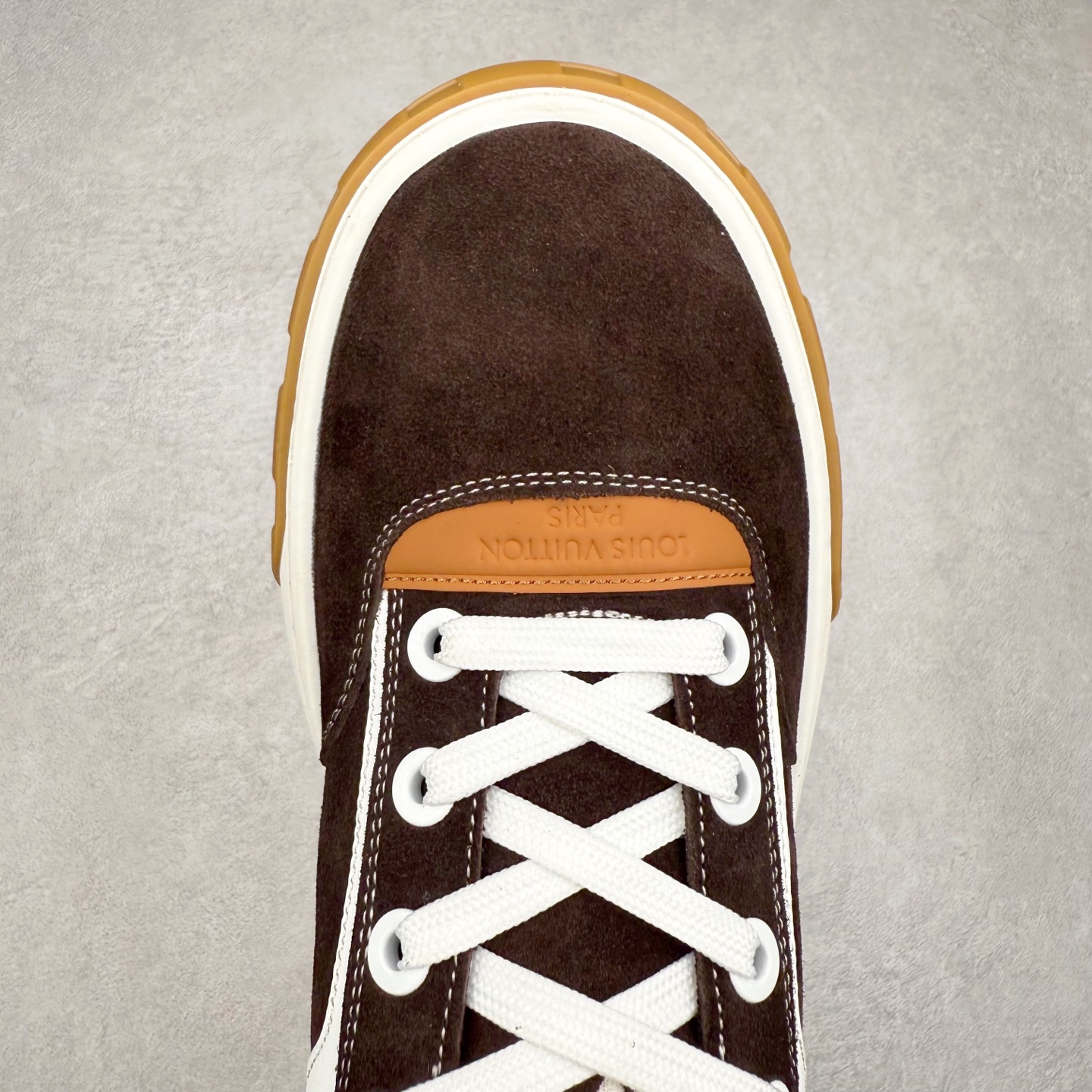 图片[4]-LOUIS VUITTON lv skate sneaker 2025 秋冬男士系列 Classic 牛皮革 圆头系带低帮 生活休闲鞋 原版开发 市面唯一正确版本 原版购入开发 欢迎对比 运动鞋于 2025 秋冬男士系列初次亮相 以光滑牛皮革塑造考究设计 可轻松融入各式造型 瞩目 LV 字母标注鞋侧 轻盈橡胶外底点缀 Vuitton 标识 材料使用原版定制进口头层牛皮 内里使用原版进口透气网里 原版开模橡胶发泡材质大底 内增高4CM 尺码：39 40 41 42 43 44 45-选品中心