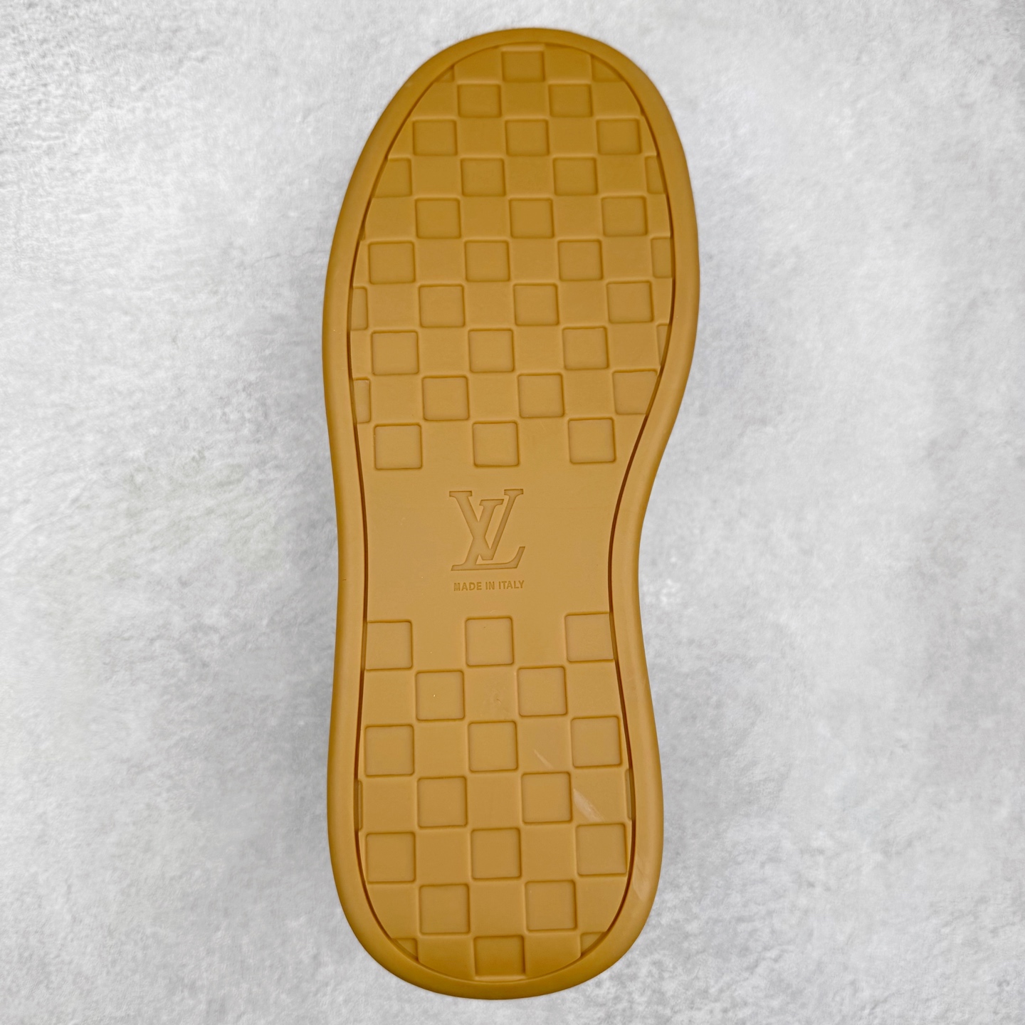 图片[9]-LOUIS VUITTON lv skate sneaker 2025 秋冬男士系列 Classic 牛皮革 圆头系带低帮 生活休闲鞋 原版开发 市面唯一正确版本 原版购入开发 欢迎对比 运动鞋于 2025 秋冬男士系列初次亮相 以光滑牛皮革塑造考究设计 可轻松融入各式造型 瞩目 LV 字母标注鞋侧 轻盈橡胶外底点缀 Vuitton 标识 材料使用原版定制进口头层牛皮 内里使用原版进口透气网里 原版开模橡胶发泡材质大底 内增高4CM 尺码：39 40 41 42 43 44 45-选品中心