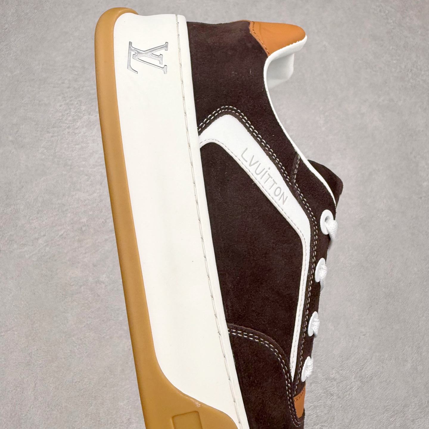 图片[6]-LOUIS VUITTON lv skate sneaker 2025 秋冬男士系列 Classic 牛皮革 圆头系带低帮 生活休闲鞋 原版开发 市面唯一正确版本 原版购入开发 欢迎对比 运动鞋于 2025 秋冬男士系列初次亮相 以光滑牛皮革塑造考究设计 可轻松融入各式造型 瞩目 LV 字母标注鞋侧 轻盈橡胶外底点缀 Vuitton 标识 材料使用原版定制进口头层牛皮 内里使用原版进口透气网里 原版开模橡胶发泡材质大底 内增高4CM 尺码：39 40 41 42 43 44 45-选品中心