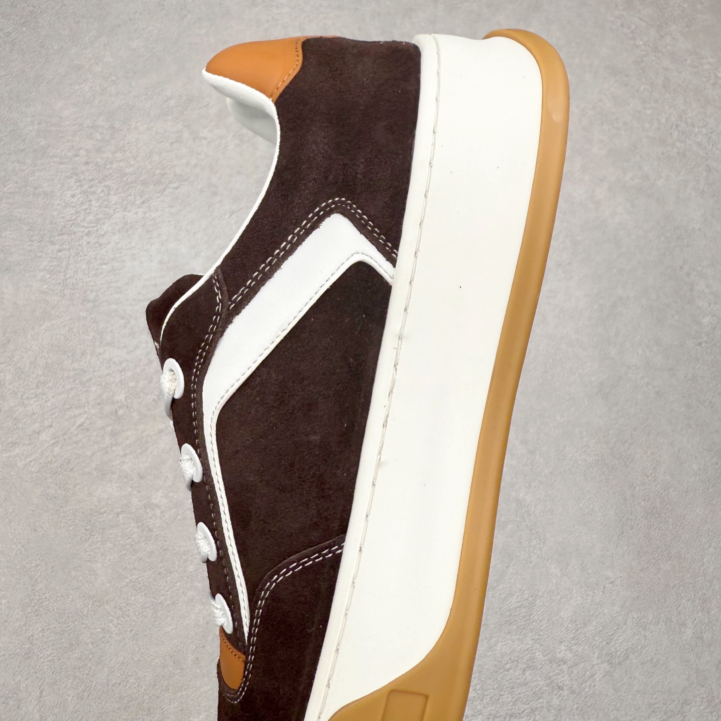 图片[7]-LOUIS VUITTON lv skate sneaker 2025 秋冬男士系列 Classic 牛皮革 圆头系带低帮 生活休闲鞋 原版开发 市面唯一正确版本 原版购入开发 欢迎对比 运动鞋于 2025 秋冬男士系列初次亮相 以光滑牛皮革塑造考究设计 可轻松融入各式造型 瞩目 LV 字母标注鞋侧 轻盈橡胶外底点缀 Vuitton 标识 材料使用原版定制进口头层牛皮 内里使用原版进口透气网里 原版开模橡胶发泡材质大底 内增高4CM 尺码：39 40 41 42 43 44 45-选品中心