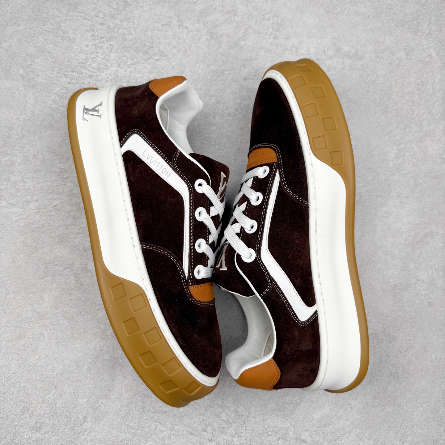 图片[3]-LOUIS VUITTON lv skate sneaker 2025 秋冬男士系列 Classic 牛皮革 圆头系带低帮 生活休闲鞋 原版开发 市面唯一正确版本 原版购入开发 欢迎对比 运动鞋于 2025 秋冬男士系列初次亮相 以光滑牛皮革塑造考究设计 可轻松融入各式造型 瞩目 LV 字母标注鞋侧 轻盈橡胶外底点缀 Vuitton 标识 材料使用原版定制进口头层牛皮 内里使用原版进口透气网里 原版开模橡胶发泡材质大底 内增高4CM 尺码：39 40 41 42 43 44 45-选品中心